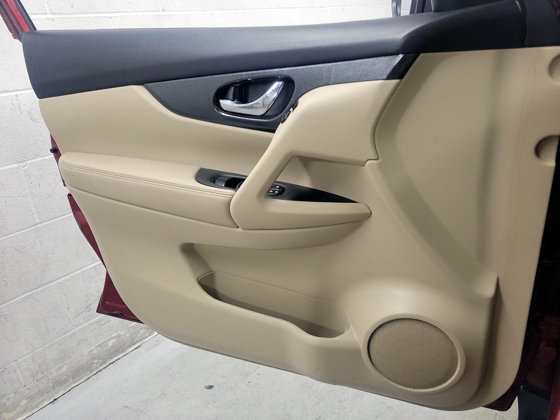 Thumbnail: 2015 Nissan Rogue - 12