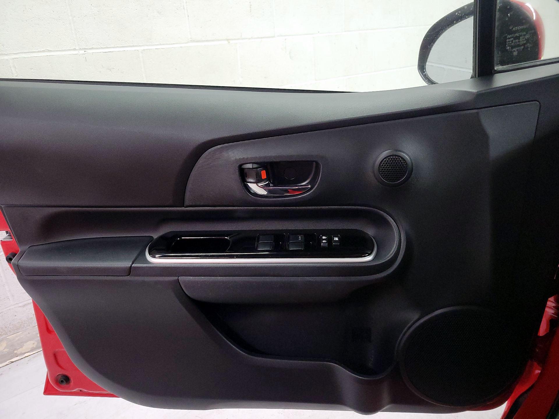 Thumbnail: 2015 Toyota Prius c - 12