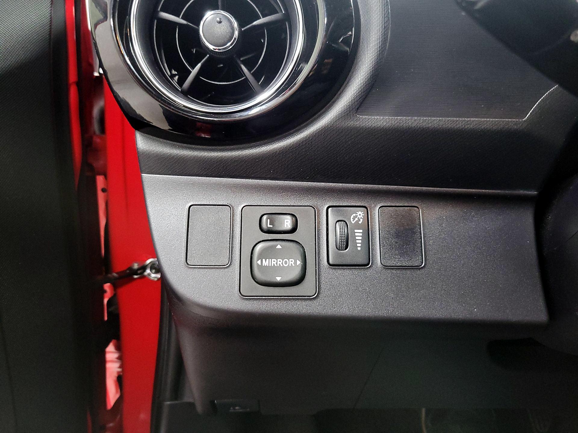 Thumbnail: 2015 Toyota Prius c - 13