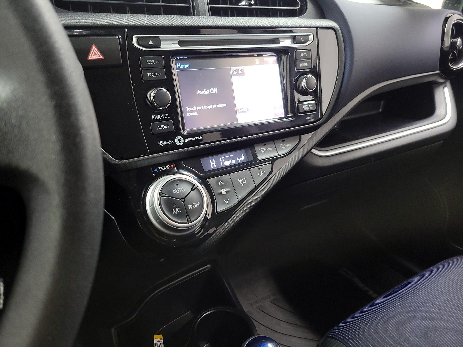 Thumbnail: 2015 Toyota Prius c - 15
