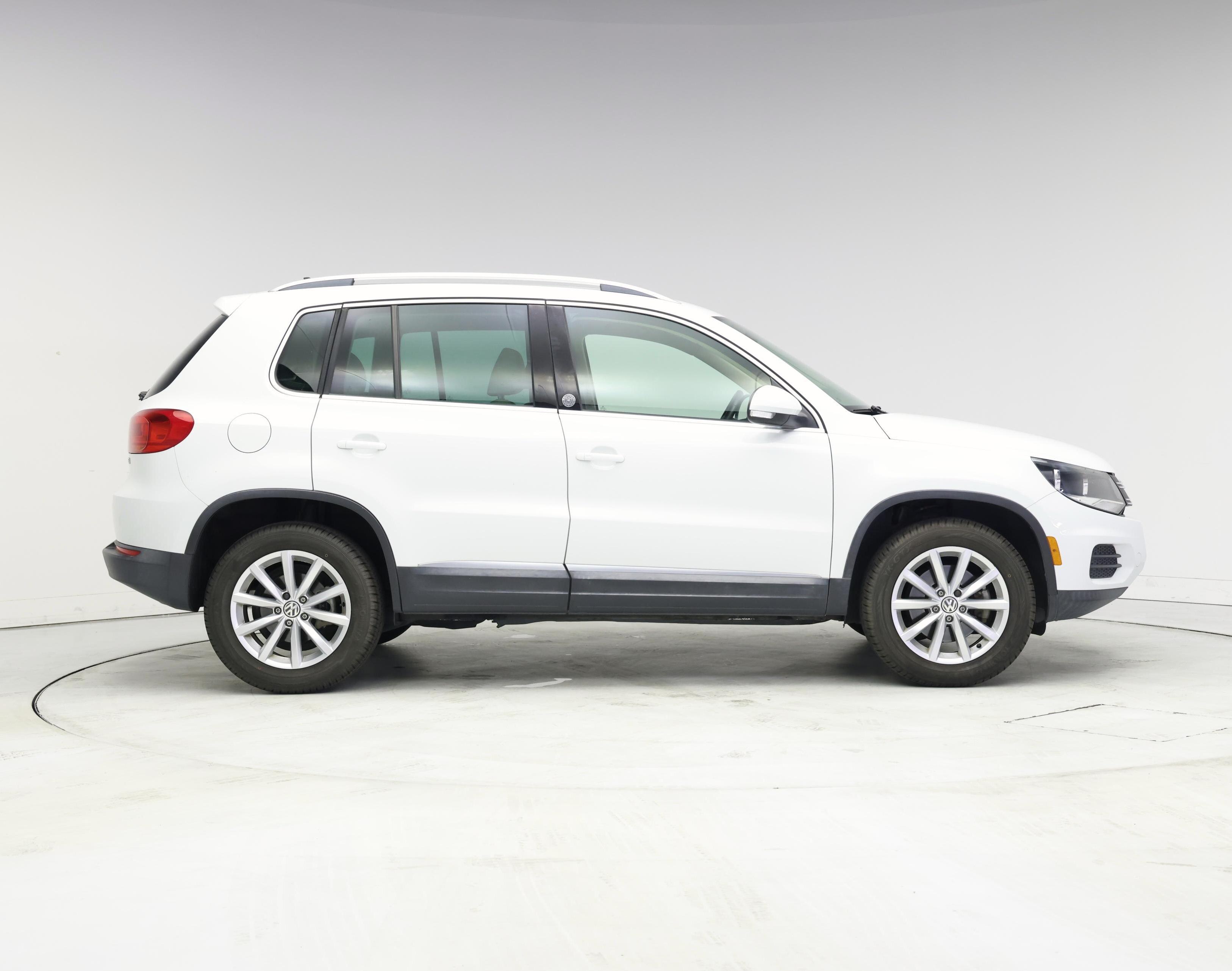 Thumbnail: 2017 Volkswagen Tiguan - 7