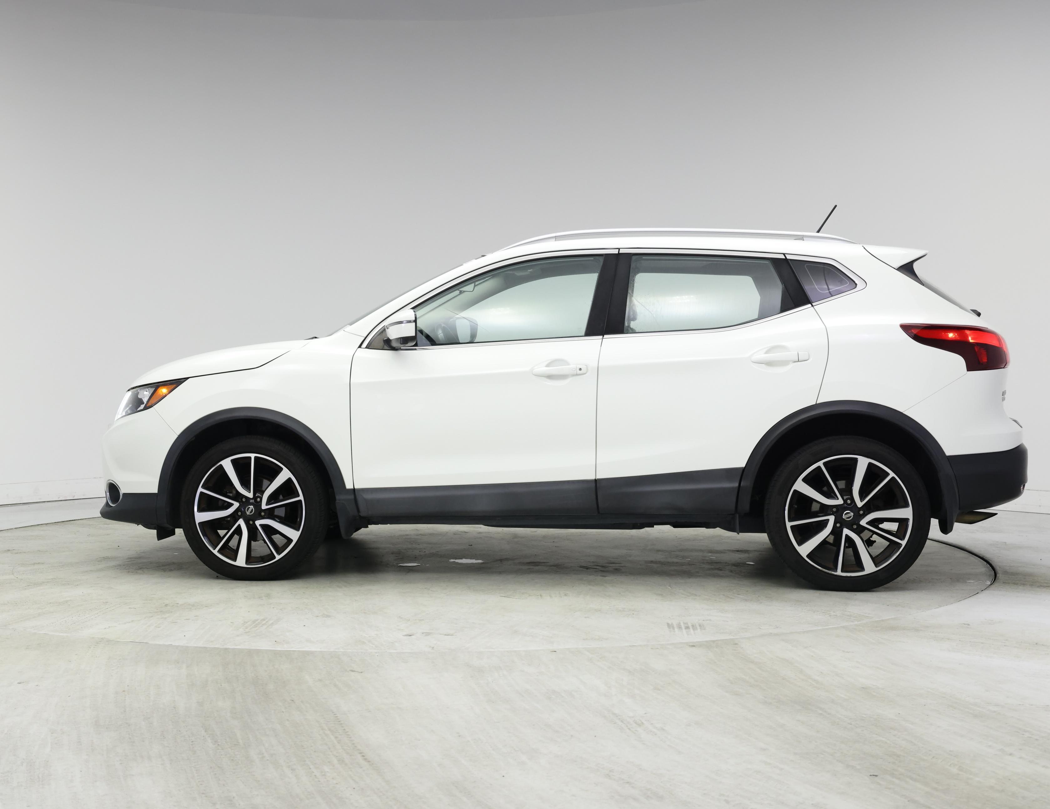Thumbnail: 2017 Nissan Rogue - 3