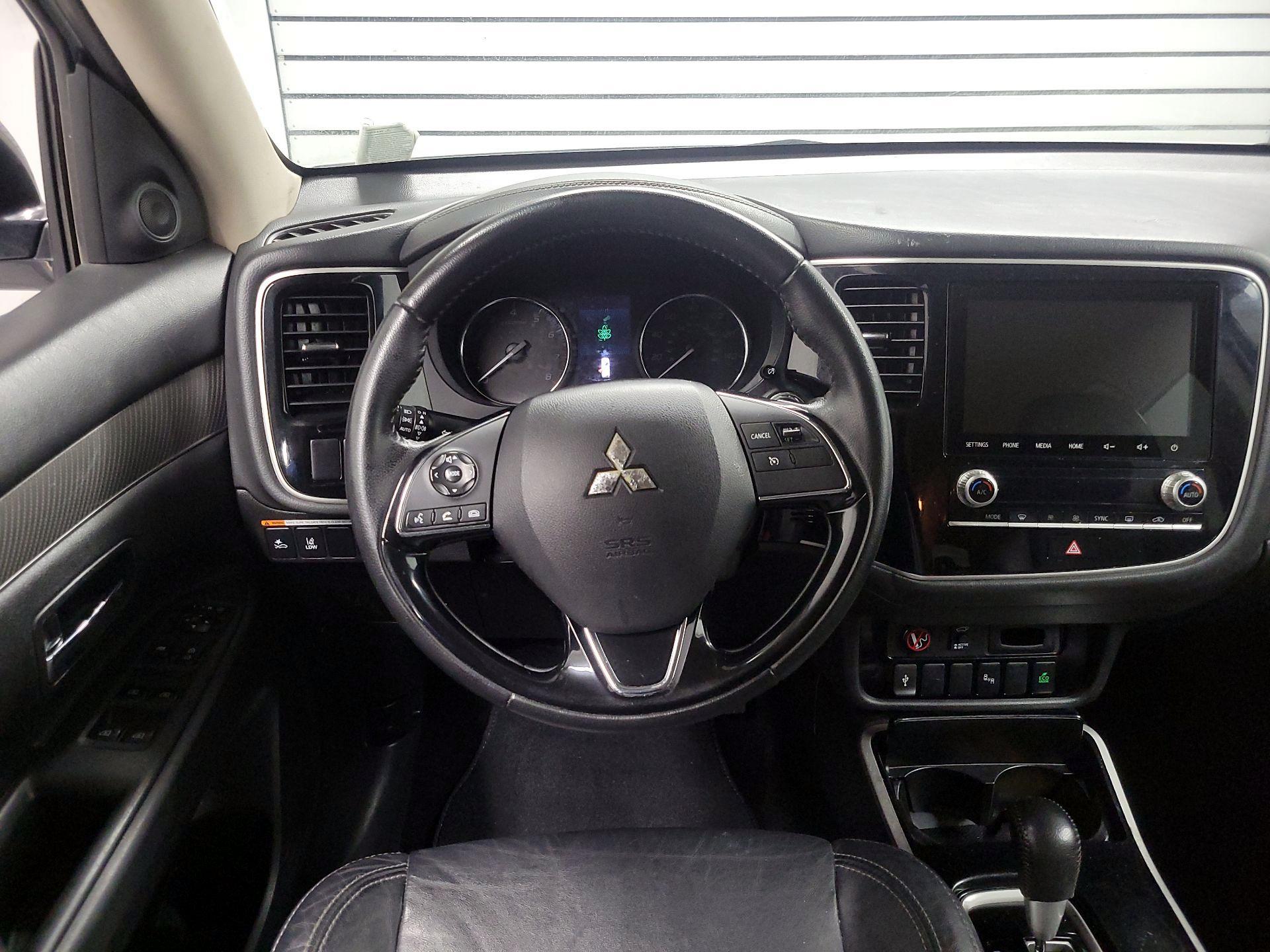 Thumbnail: 2020 Mitsubishi Outlander - 10