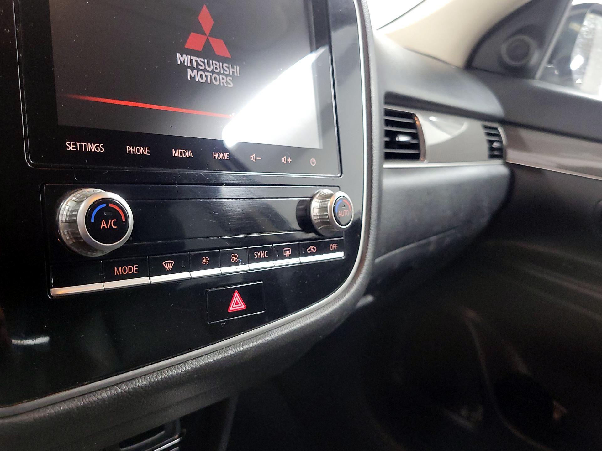 Thumbnail: 2020 Mitsubishi Outlander - 16