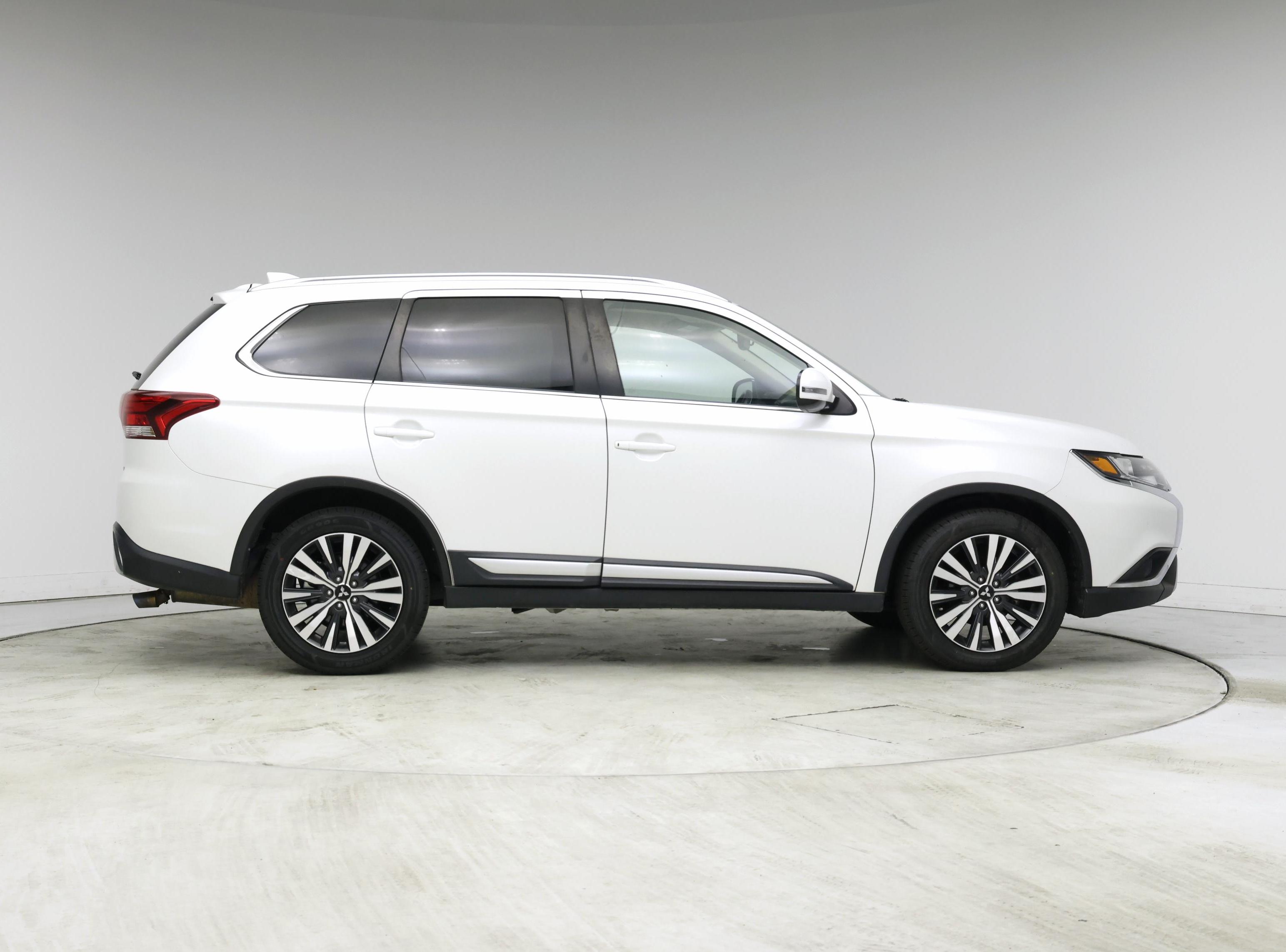 Thumbnail: 2020 Mitsubishi Outlander - 7