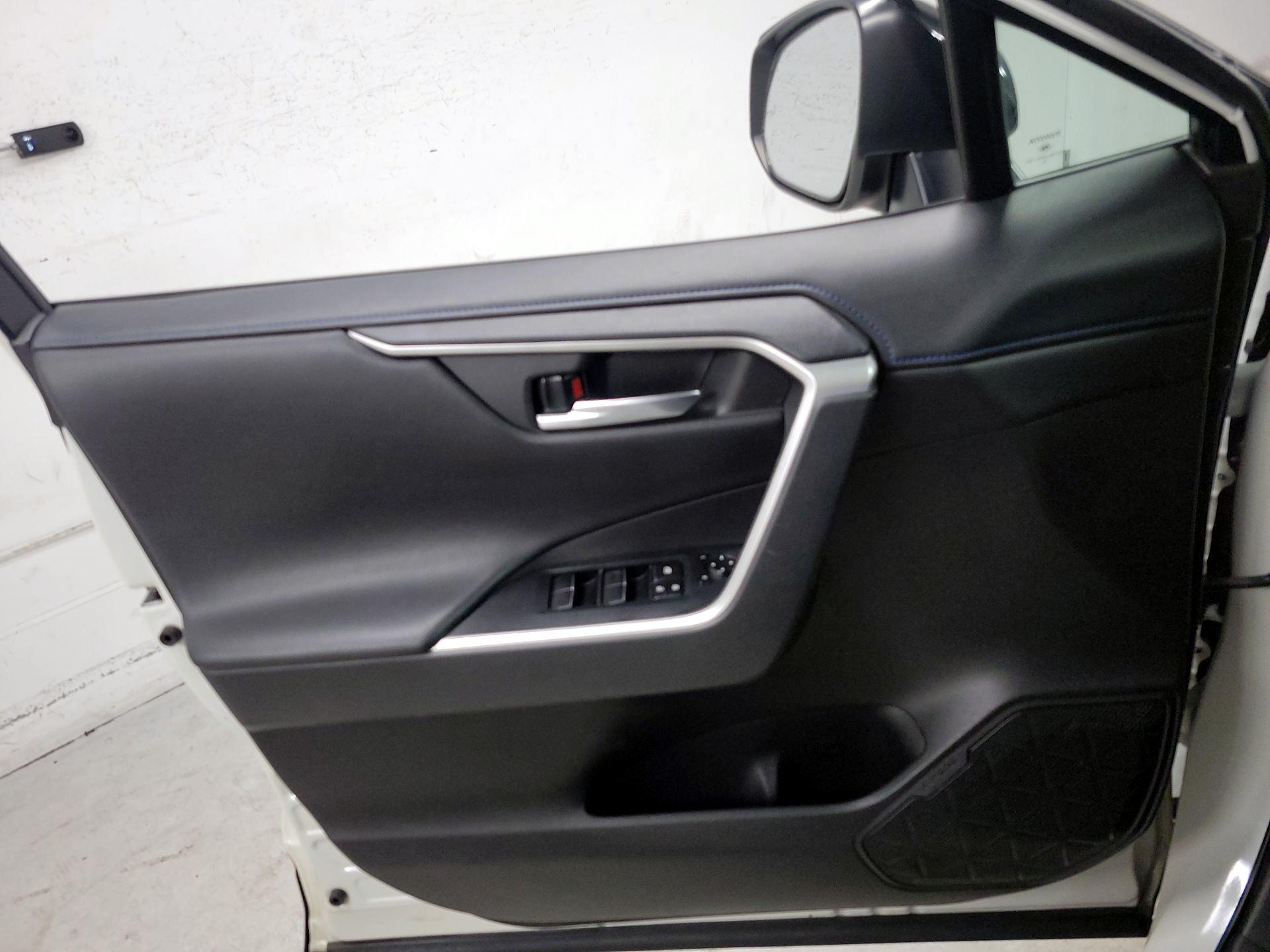 Thumbnail: 2020 Toyota RAV4 - 12