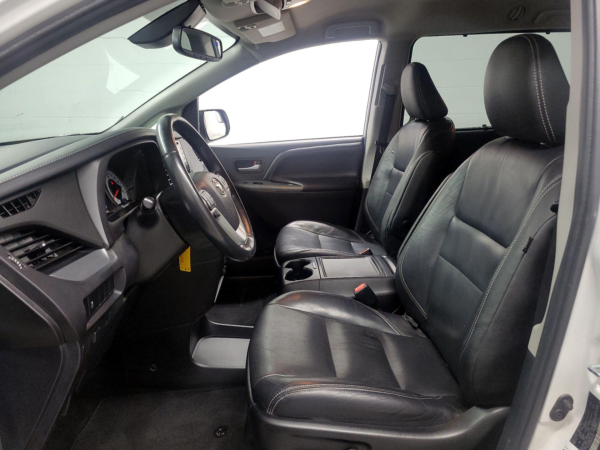 Thumbnail: 2019 Toyota Sienna - 11