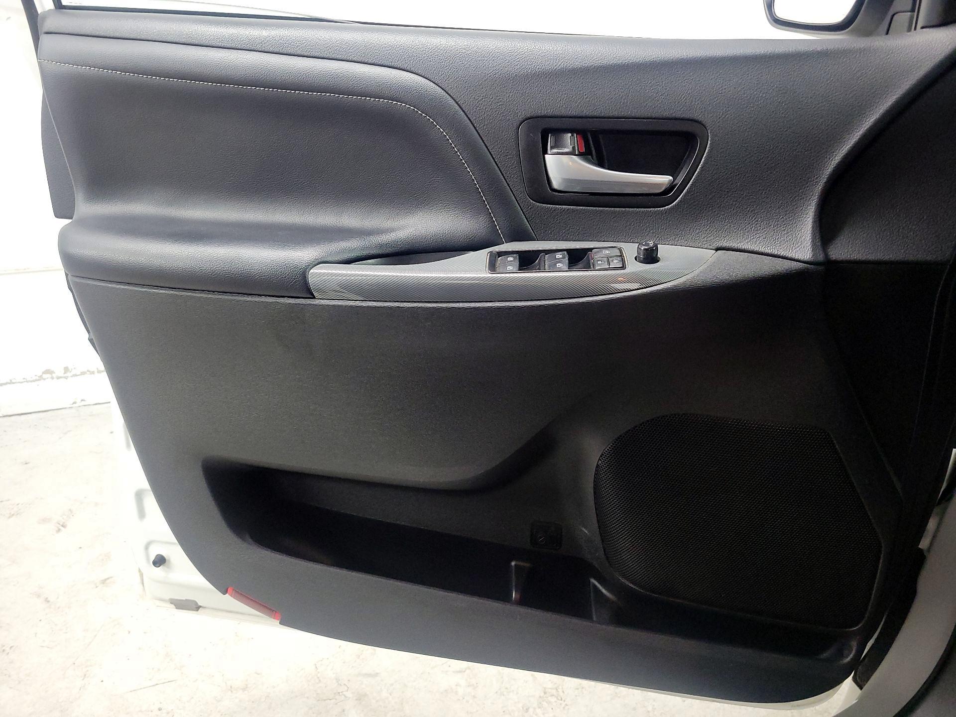 Thumbnail: 2019 Toyota Sienna - 12
