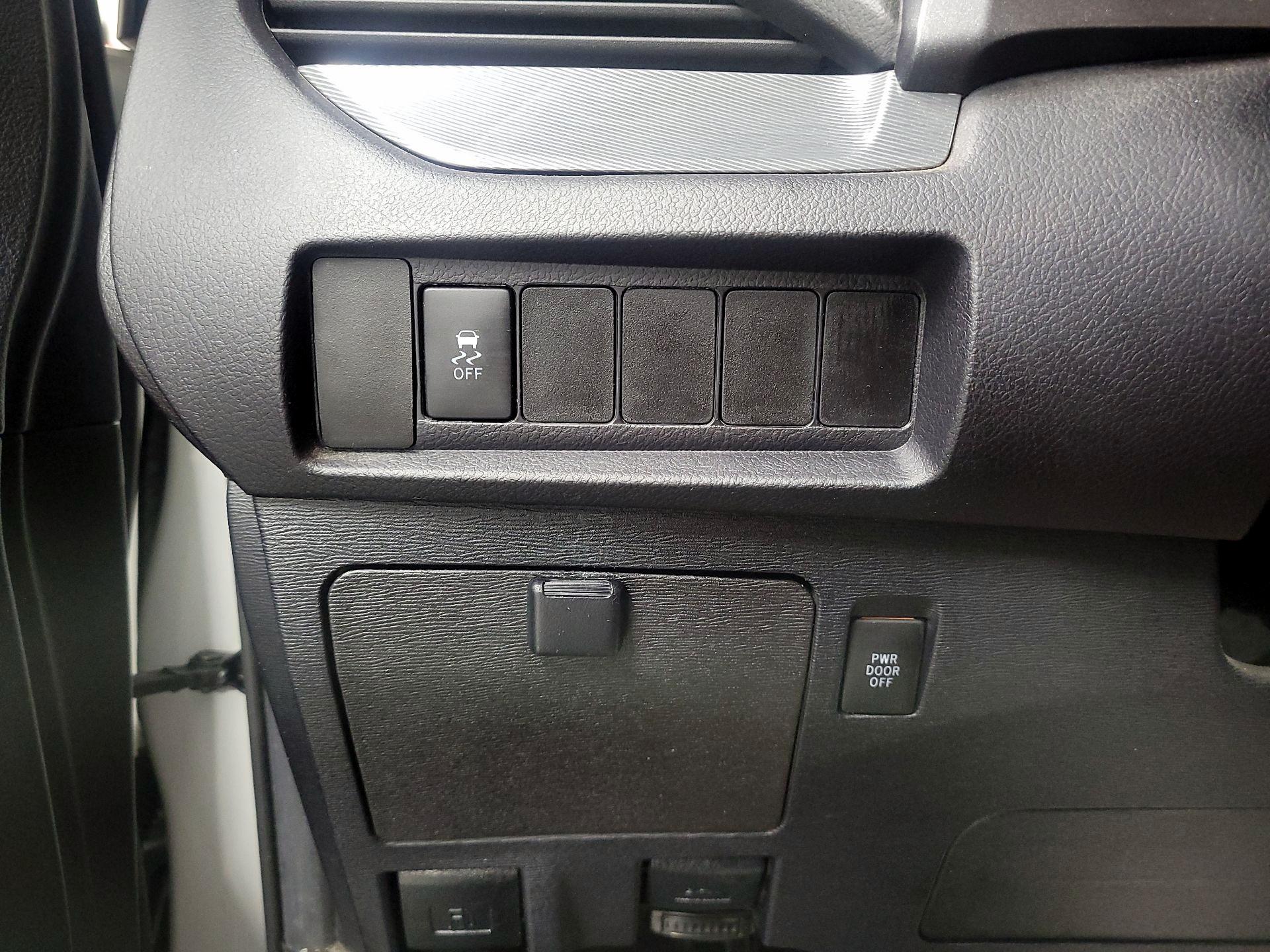 Thumbnail: 2019 Toyota Sienna - 13