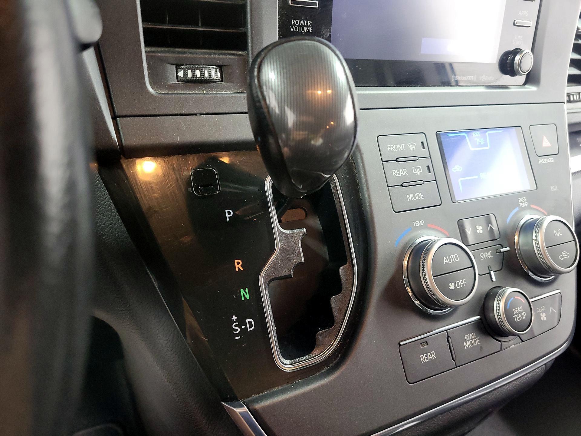Thumbnail: 2019 Toyota Sienna - 18