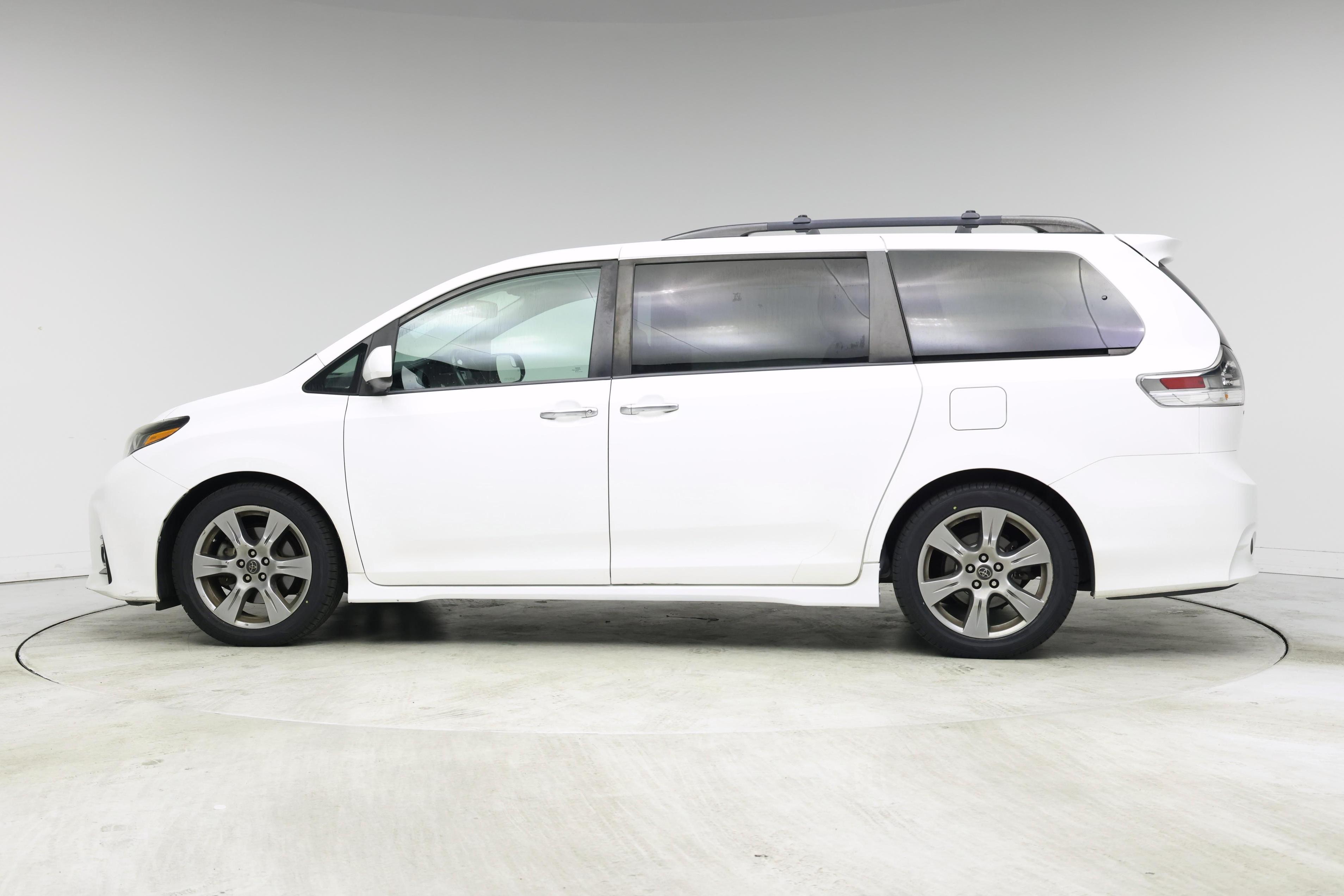 Thumbnail: 2019 Toyota Sienna - 3