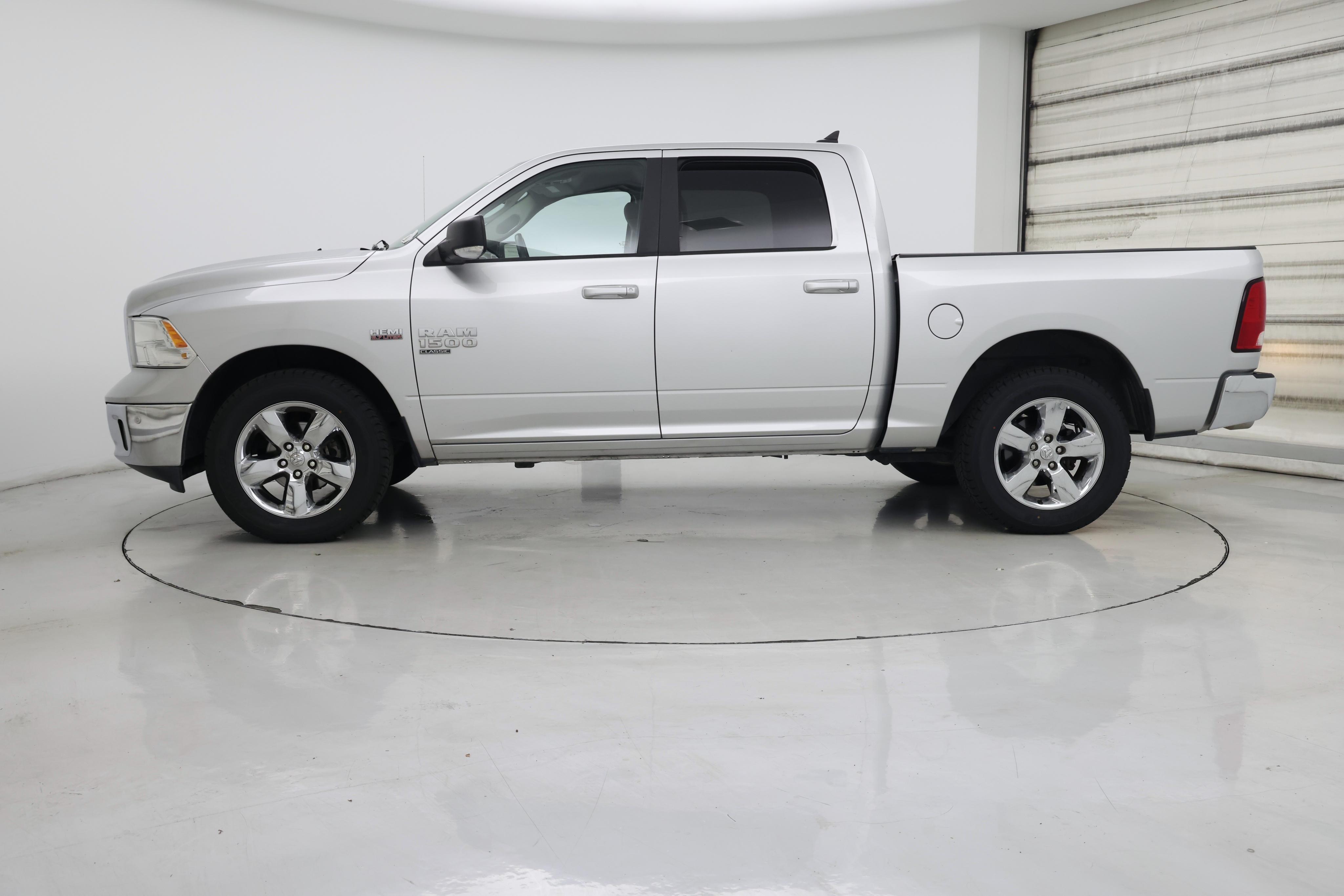 Thumbnail: 2019 RAM 1500 Classic - 3