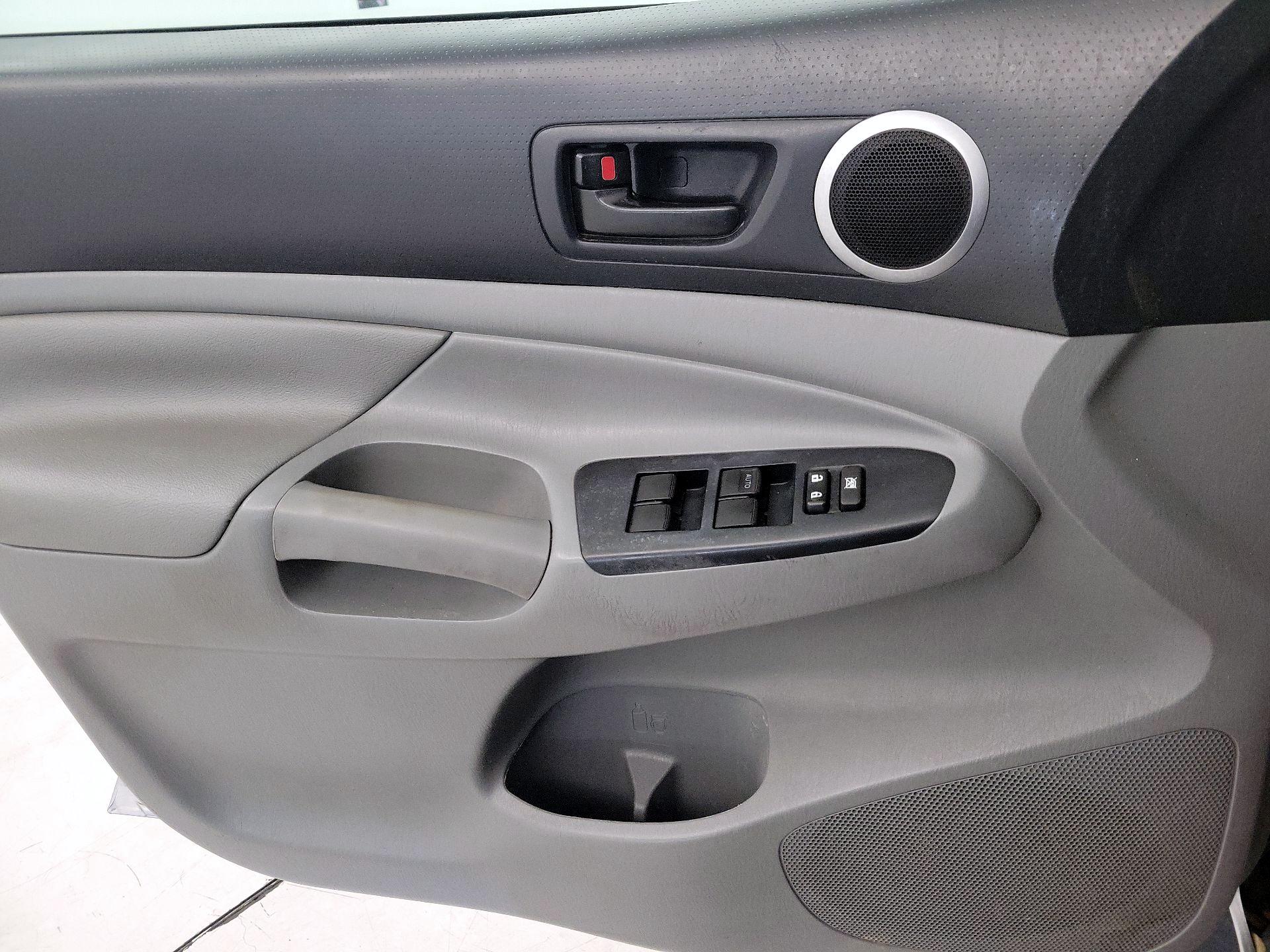Thumbnail: 2015 Toyota Tacoma - 10