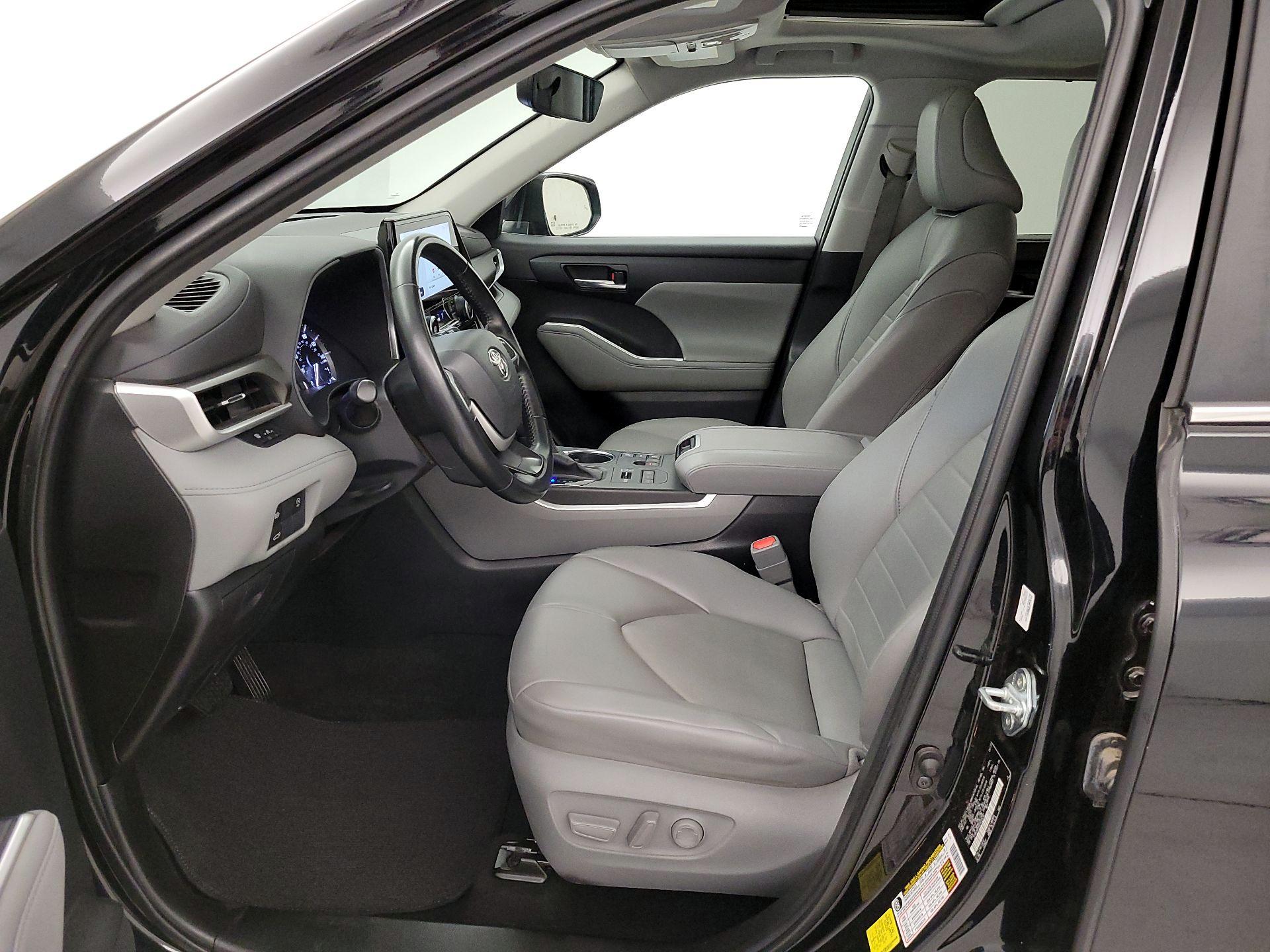 Thumbnail: 2023 Toyota Highlander - 11