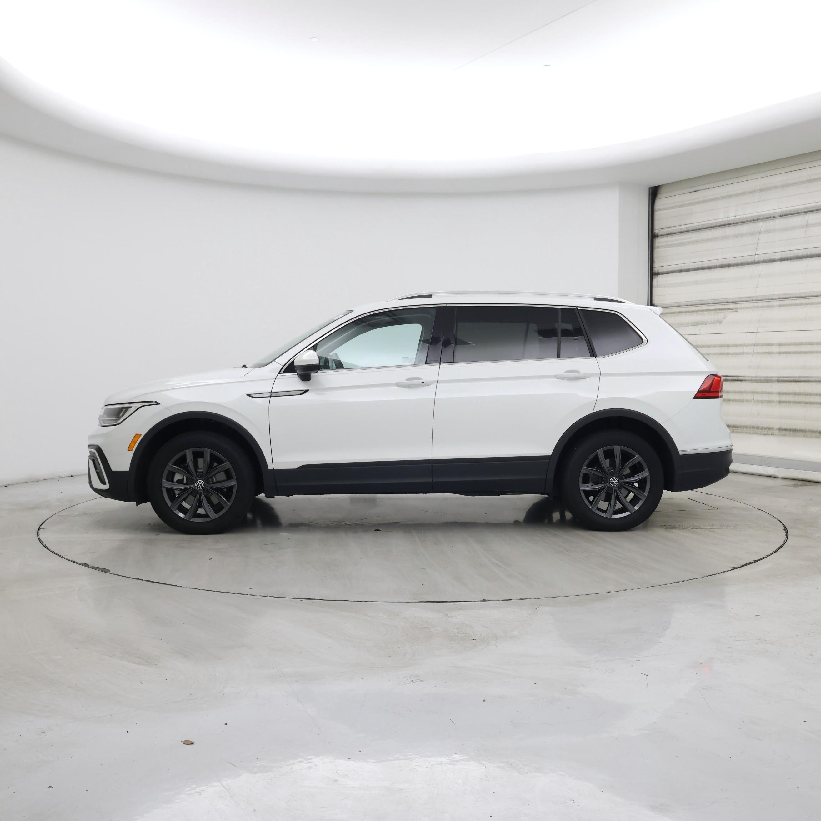Thumbnail: 2023 Volkswagen Tiguan - 3