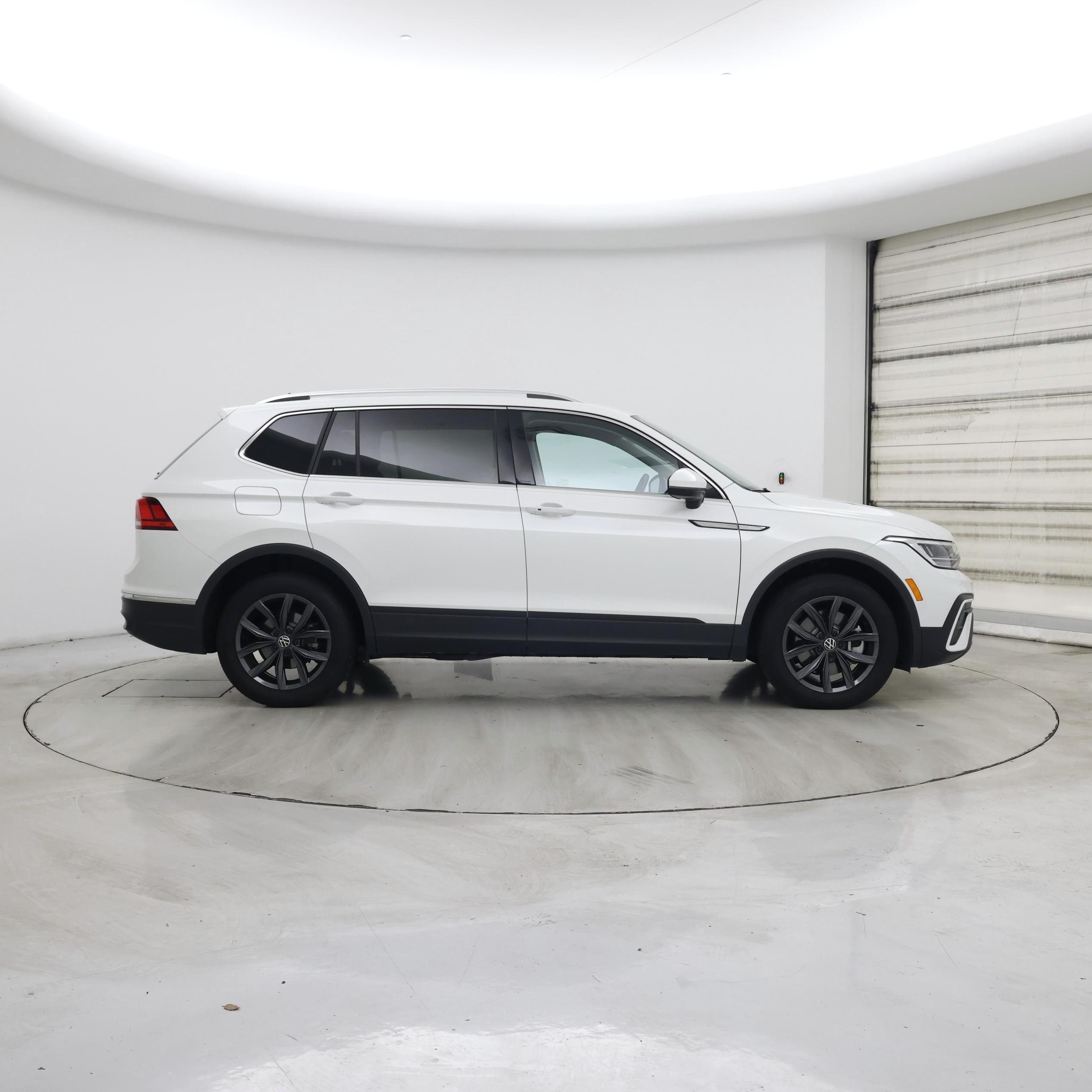 Thumbnail: 2023 Volkswagen Tiguan - 7