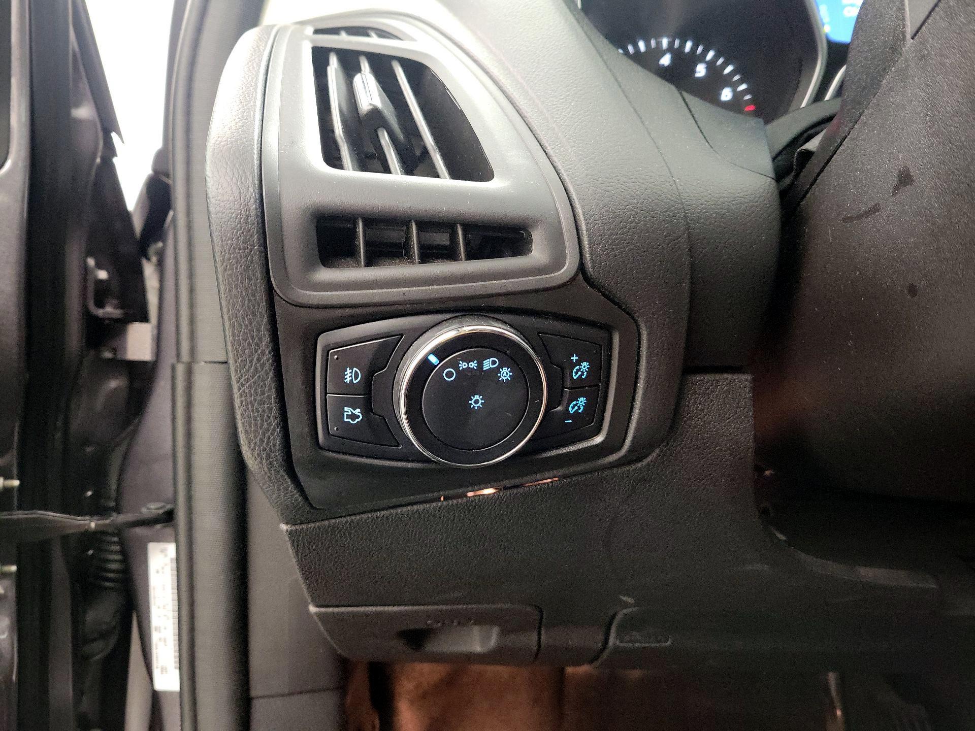 Thumbnail: 2014 Ford Focus - 11