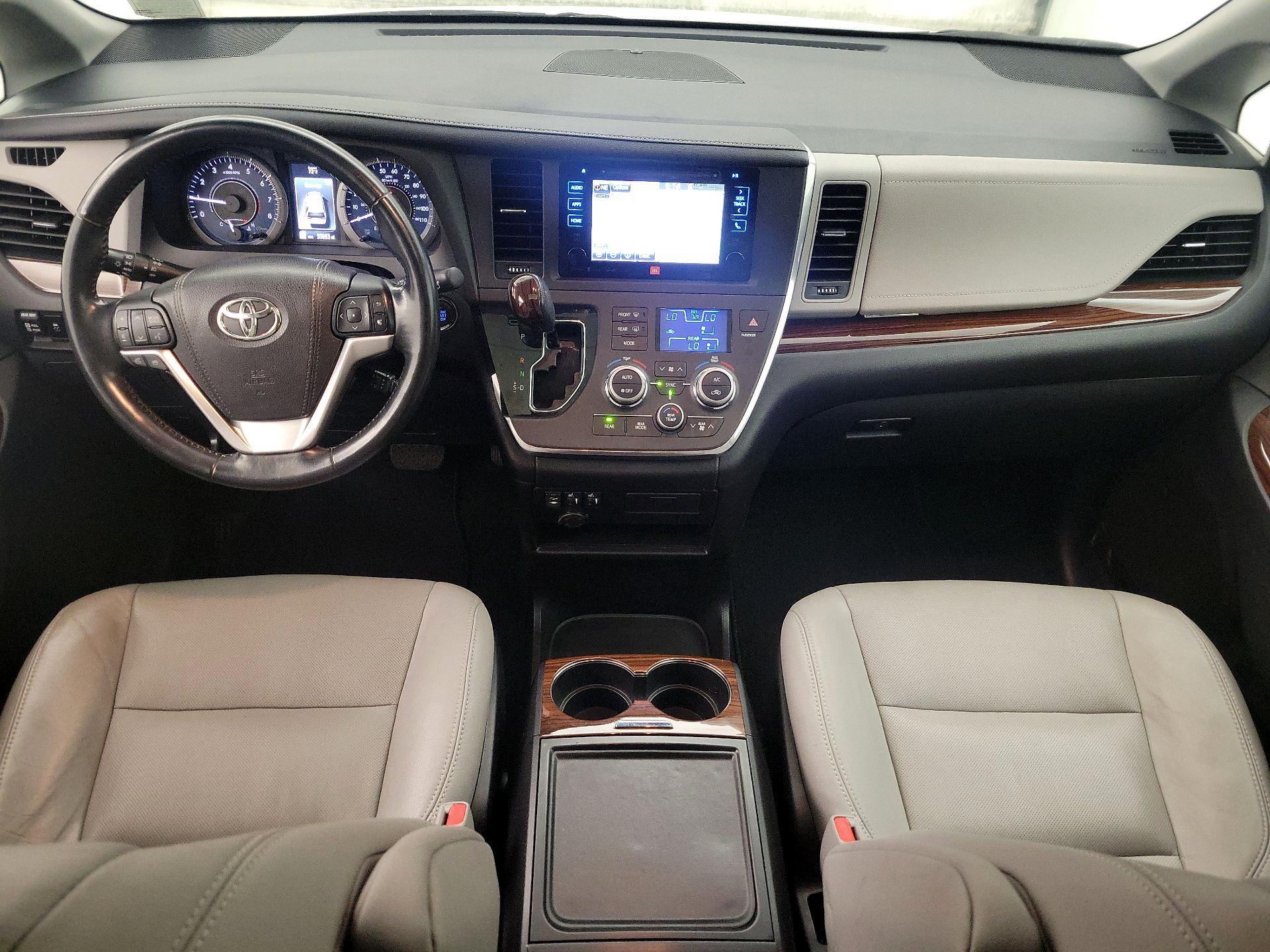 Thumbnail: 2017 Toyota Sienna - 9