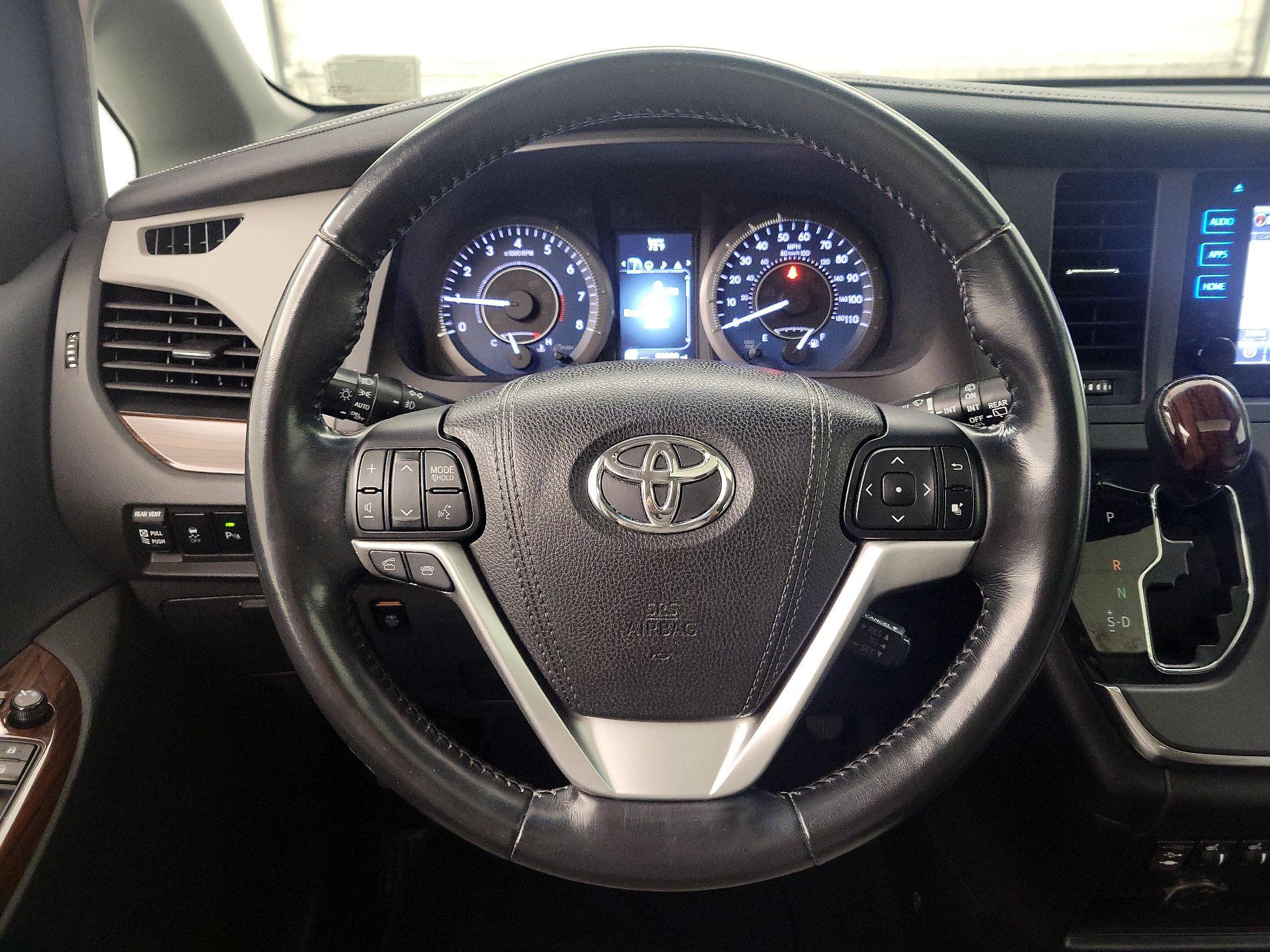 Thumbnail: 2017 Toyota Sienna - 10