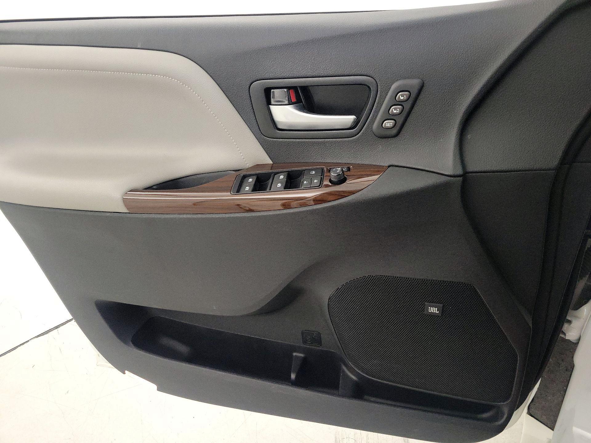 Thumbnail: 2017 Toyota Sienna - 12