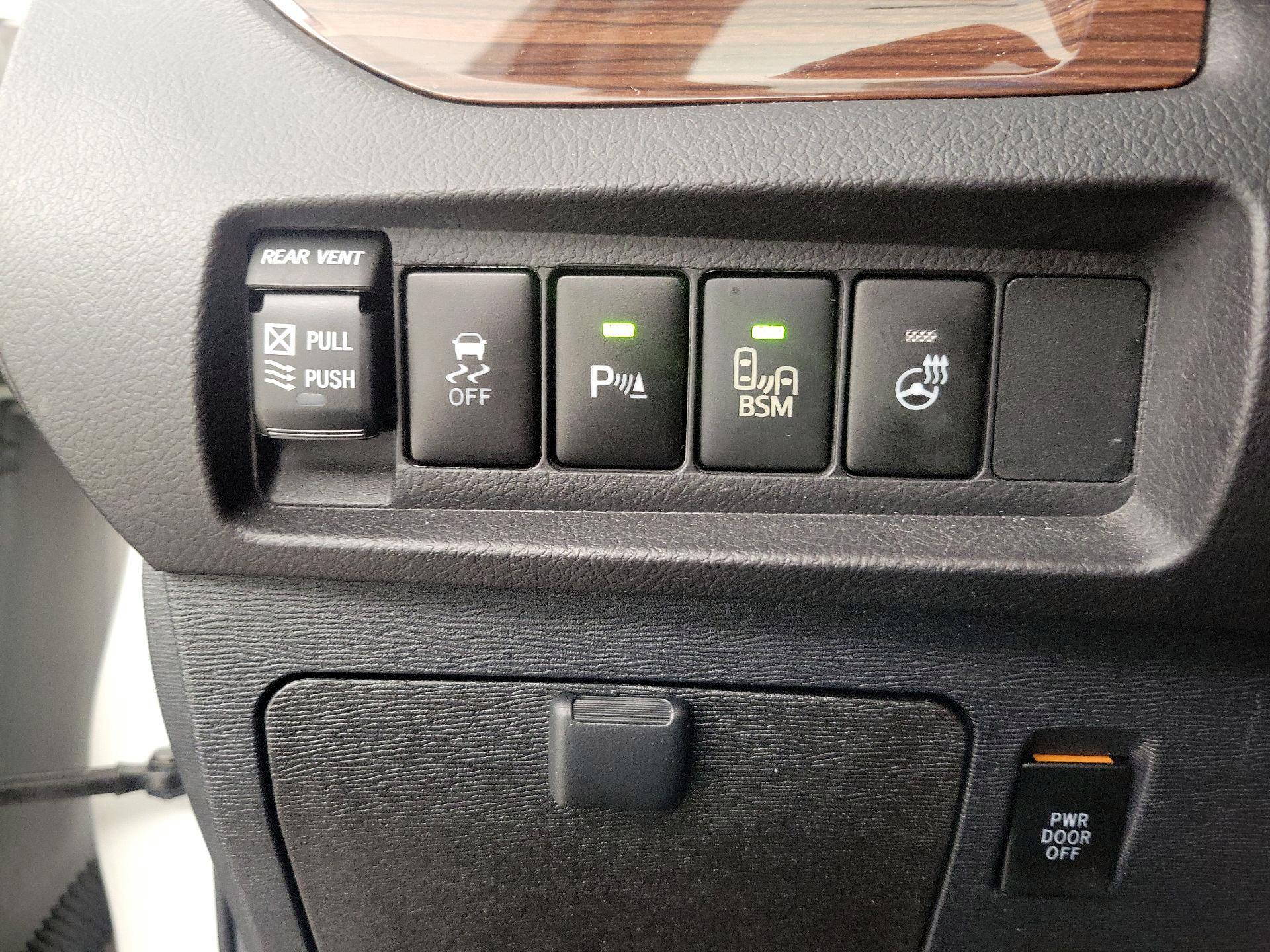 Thumbnail: 2017 Toyota Sienna - 13