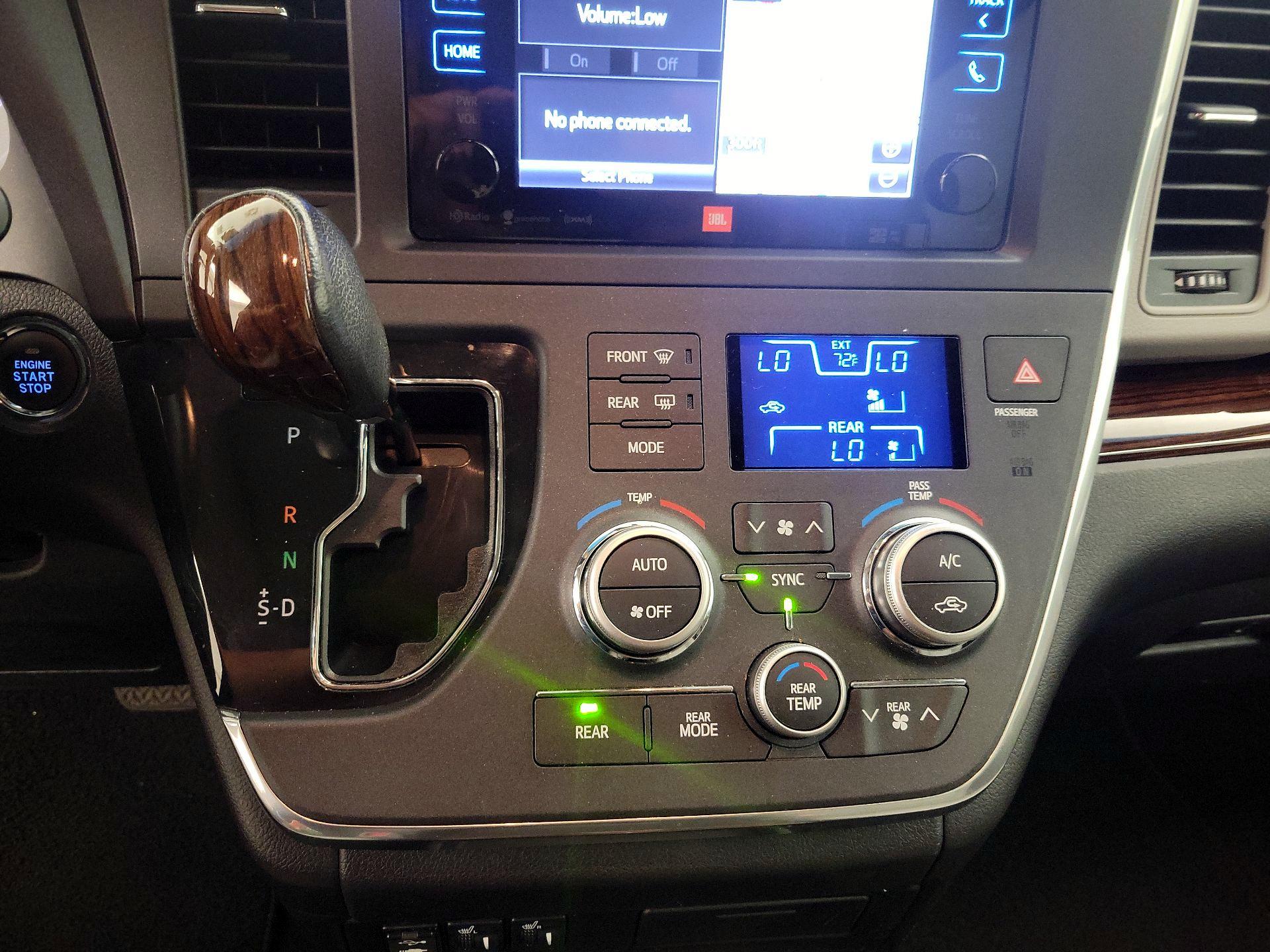 Thumbnail: 2017 Toyota Sienna - 18