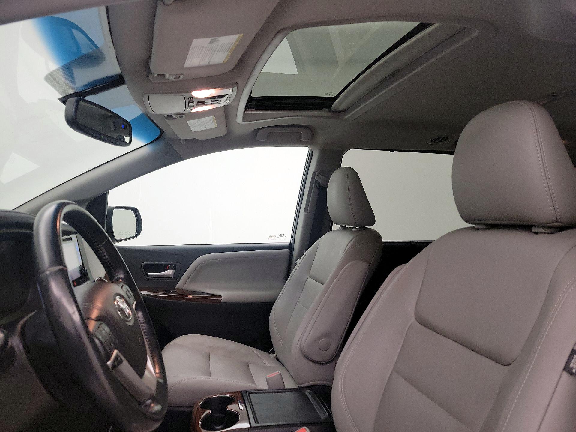 Thumbnail: 2017 Toyota Sienna - 19