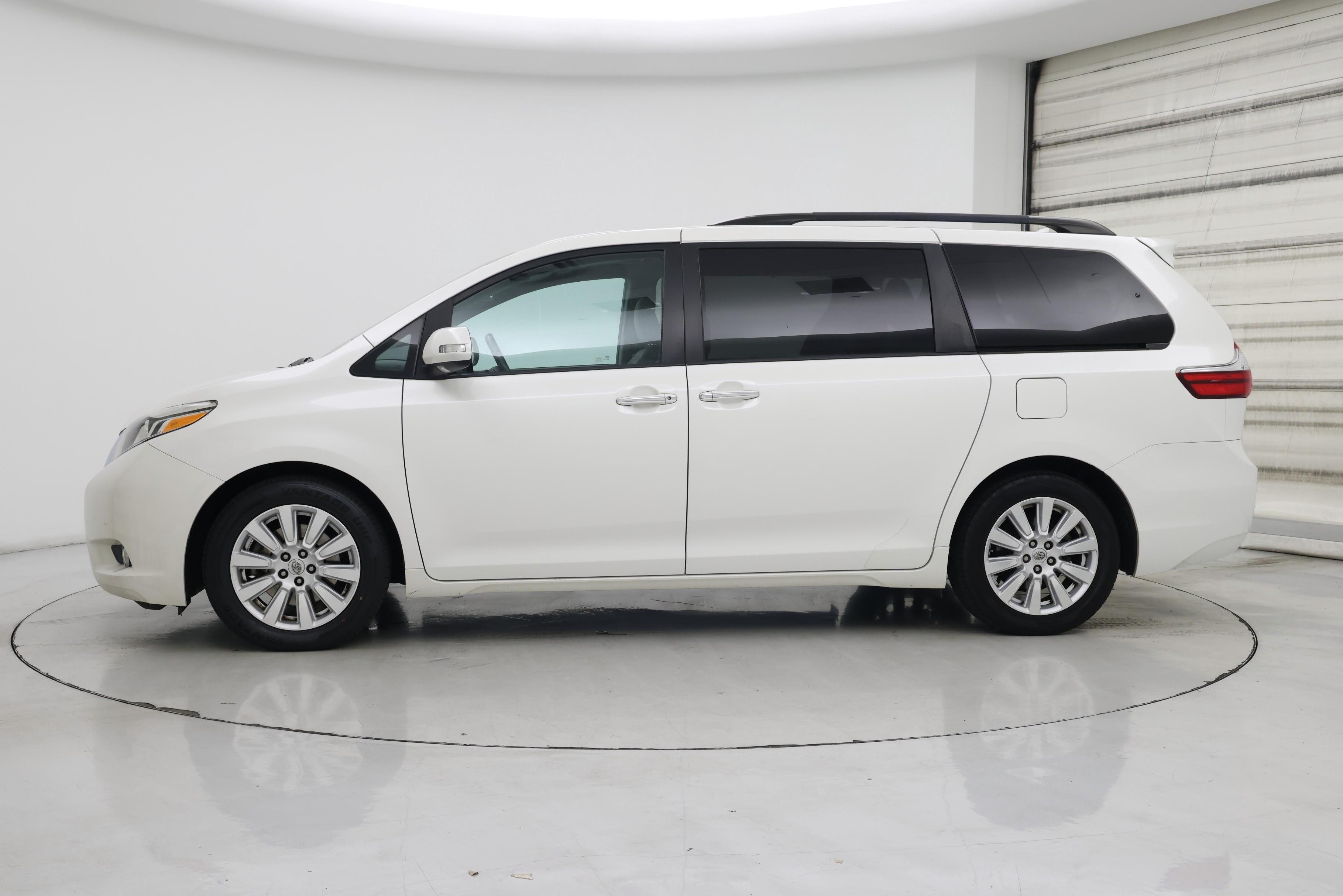Thumbnail: 2017 Toyota Sienna - 3
