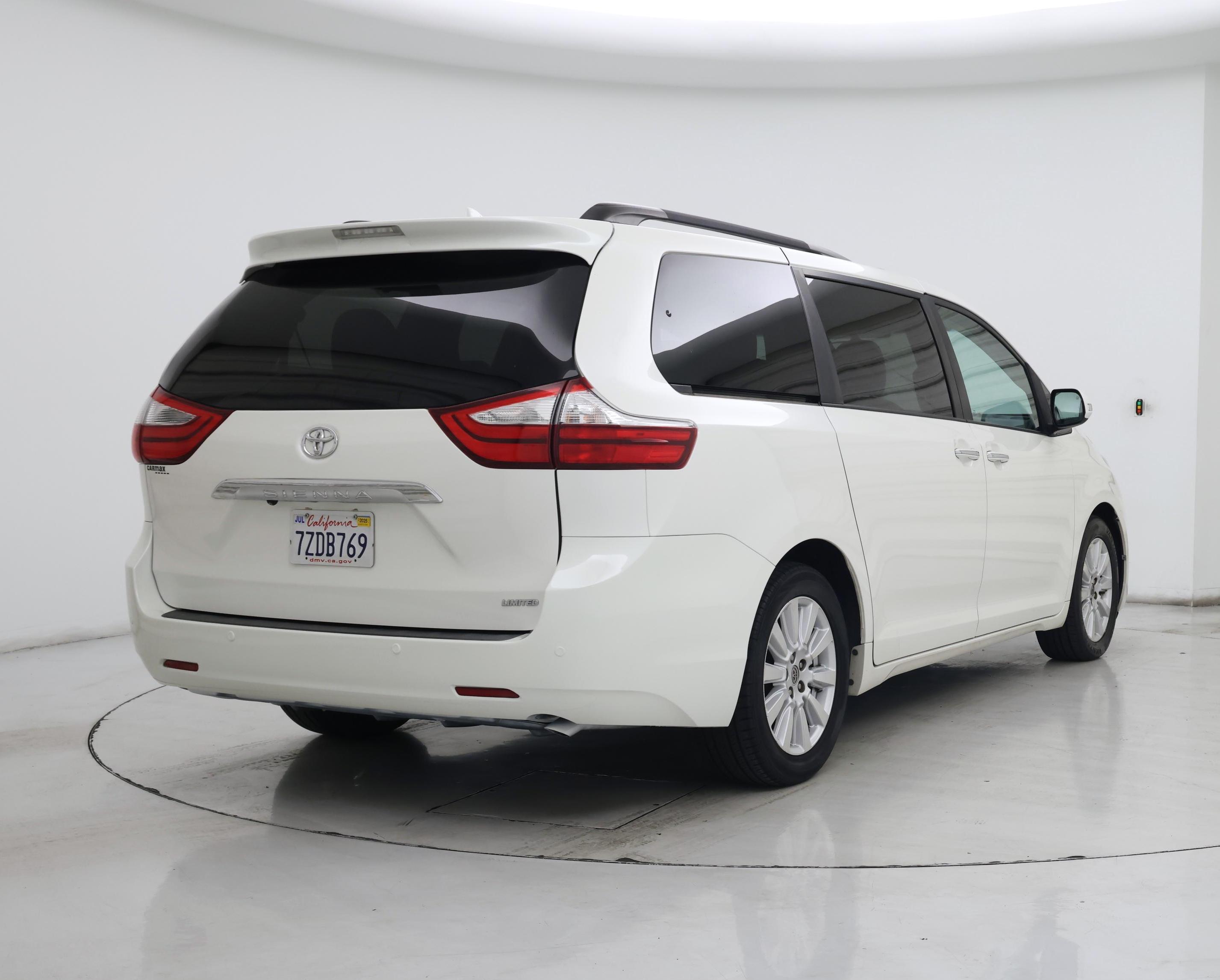 Thumbnail: 2017 Toyota Sienna - 8