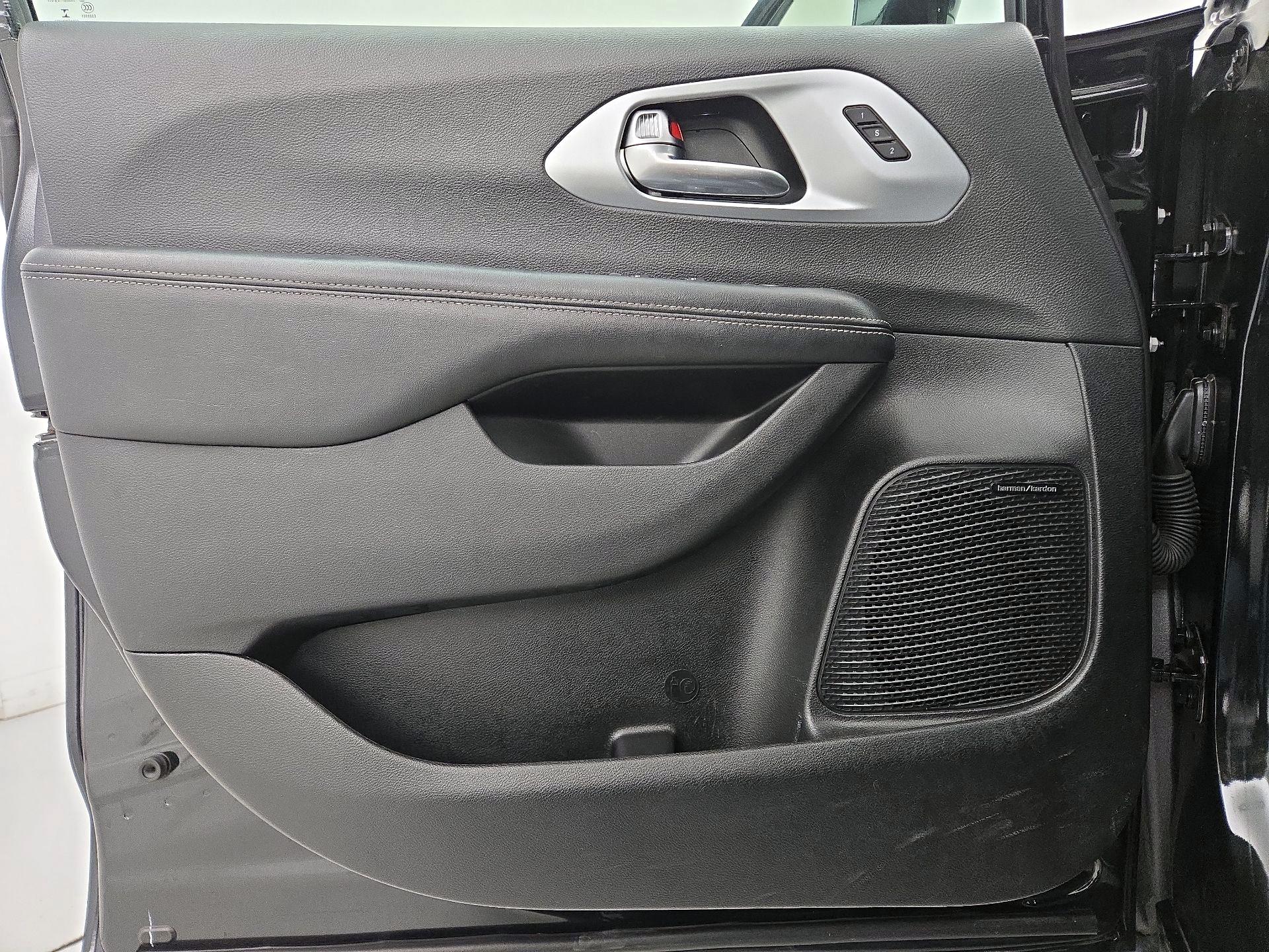 Thumbnail: 2020 Chrysler Pacifica - 12