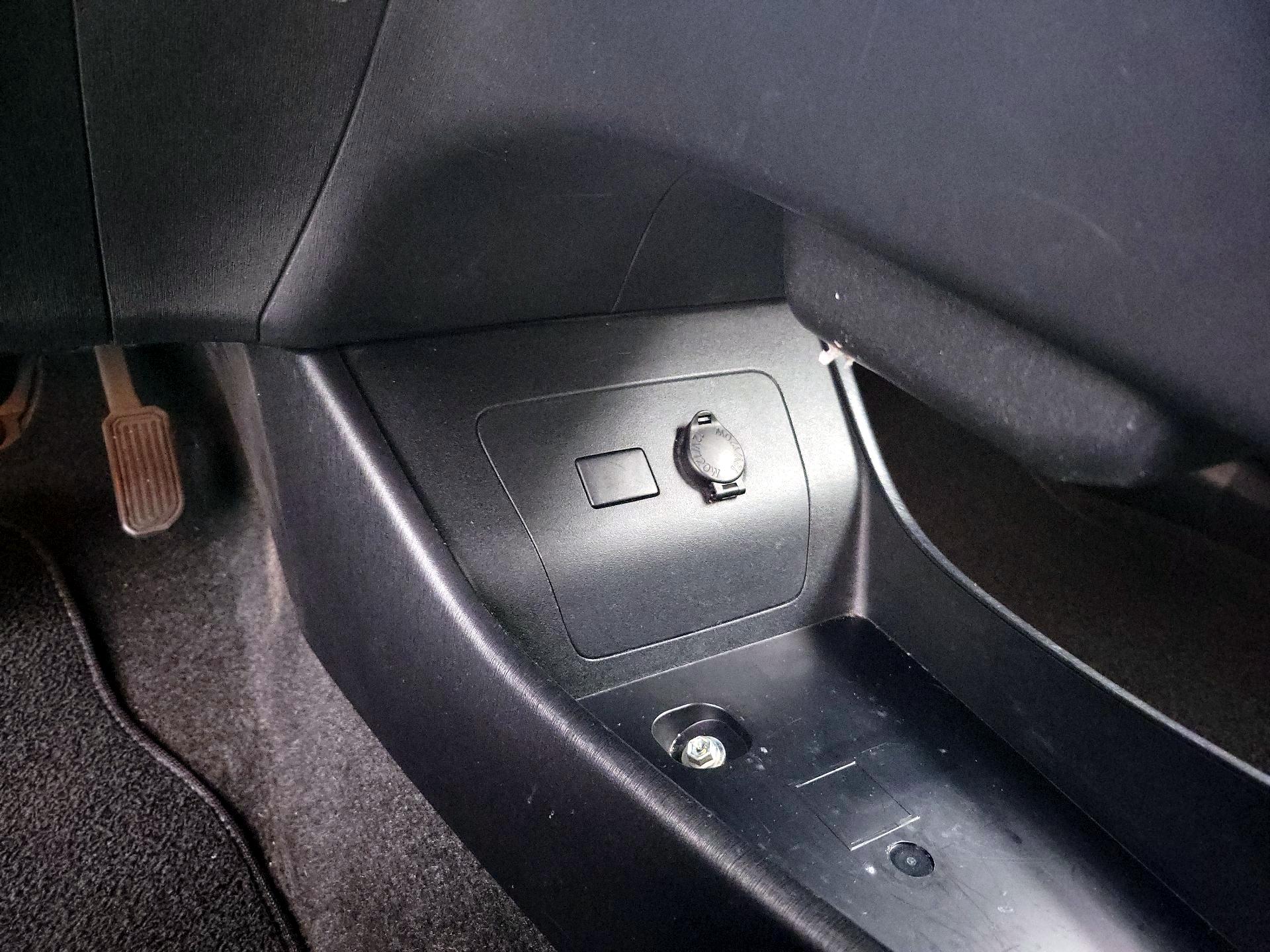 Thumbnail: 2013 Toyota Prius - 16