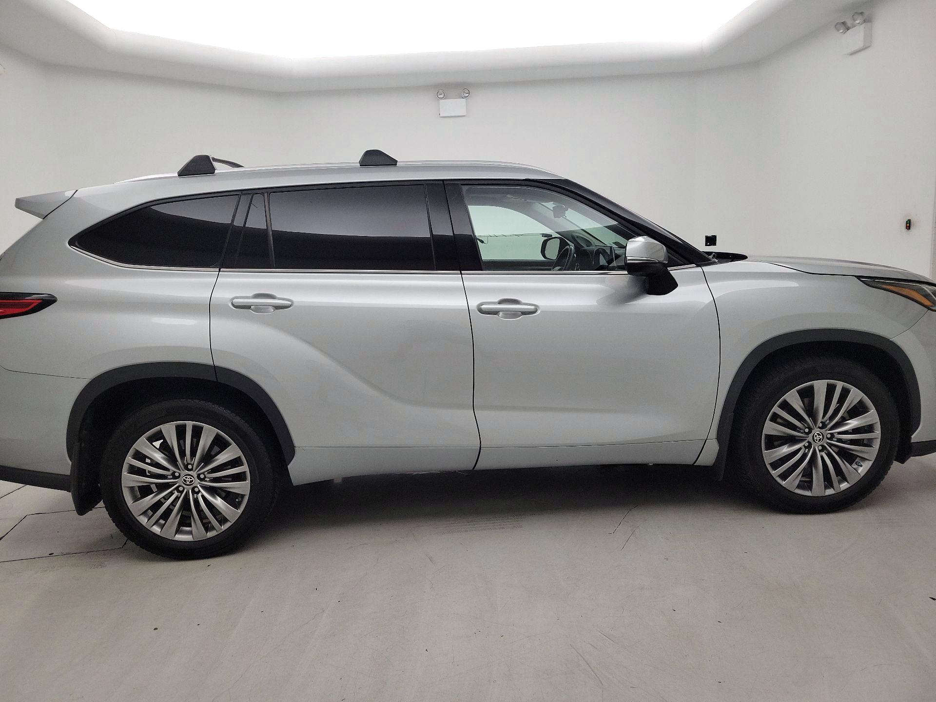 Thumbnail: 2022 Toyota Highlander - 4
