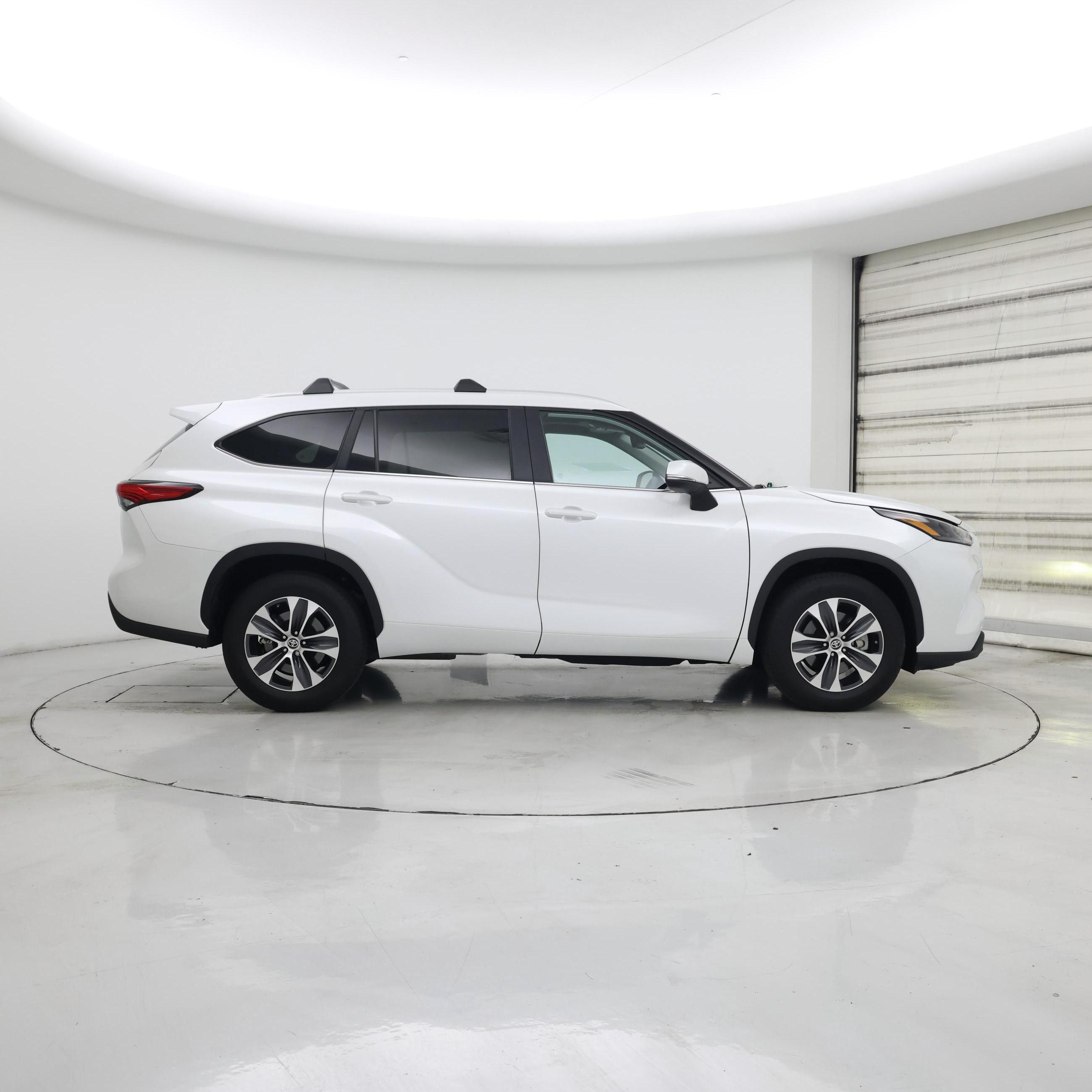 Thumbnail: 2023 Toyota Highlander - 7