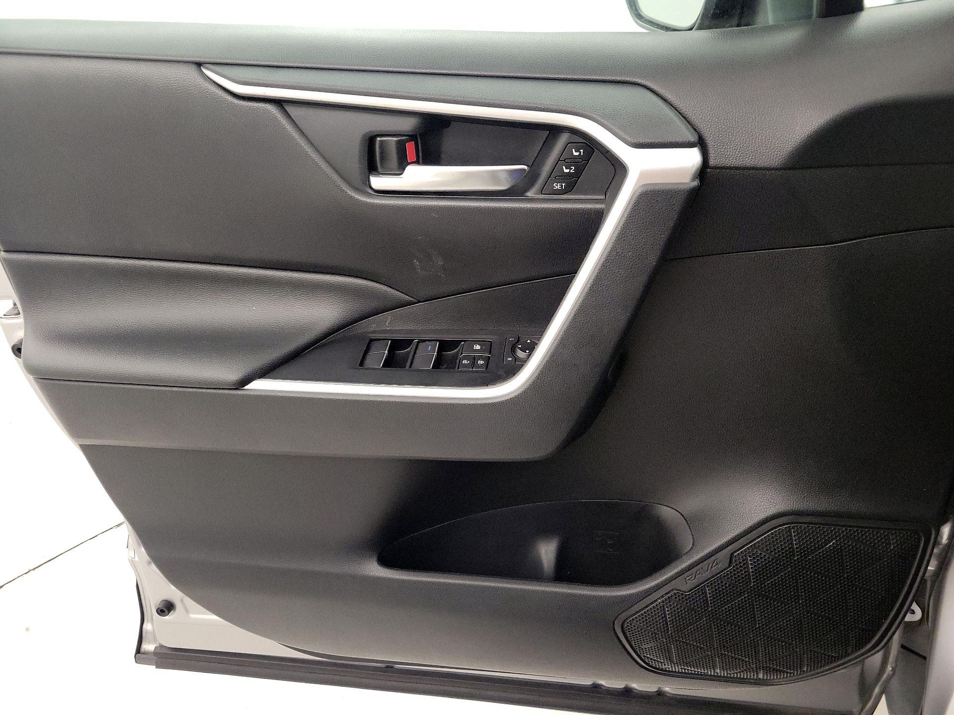 Thumbnail: 2019 Toyota RAV4 - 10