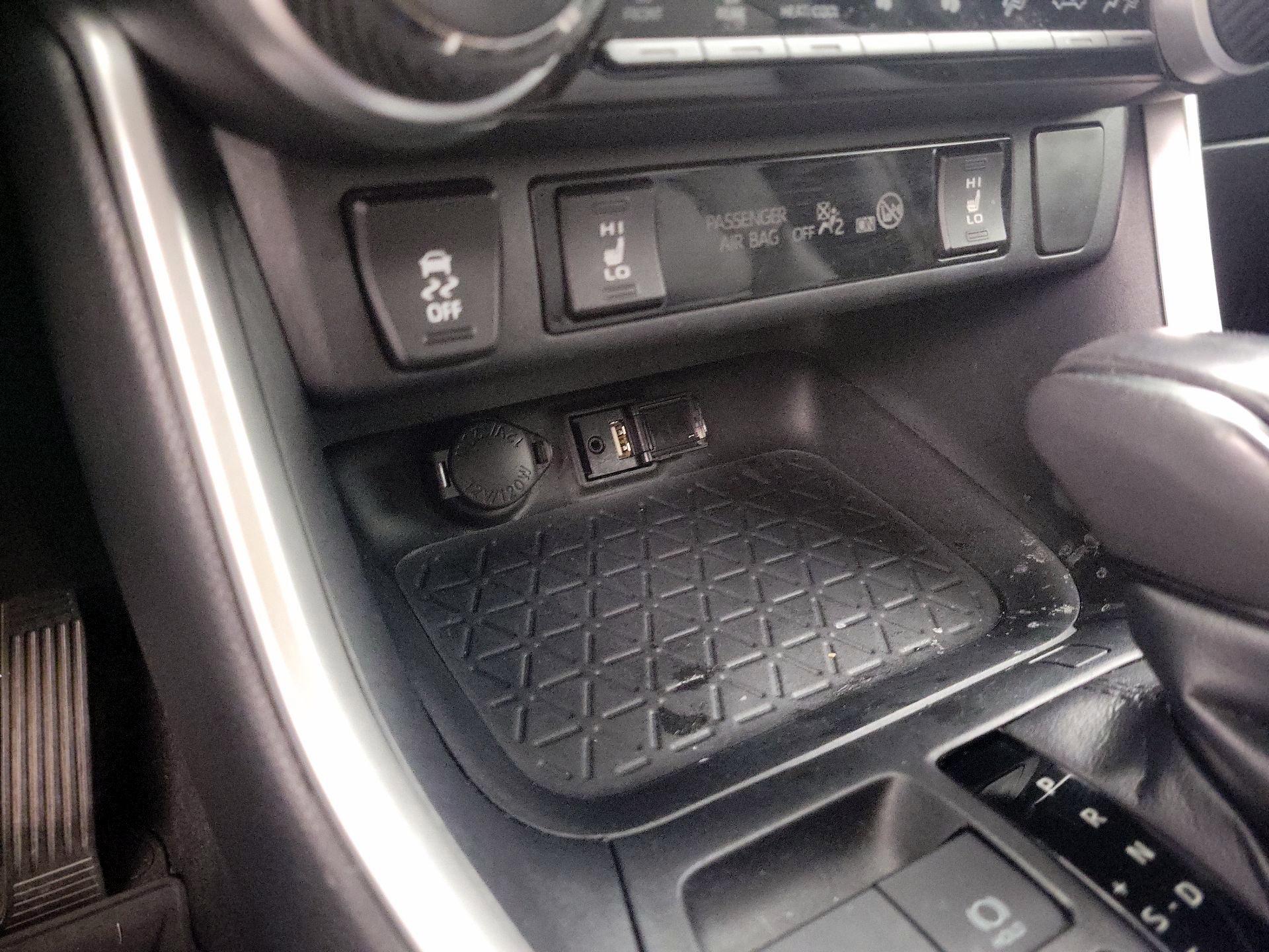 Thumbnail: 2019 Toyota RAV4 - 16