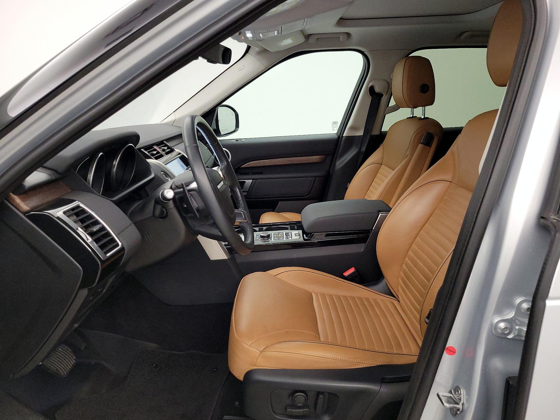 Thumbnail: 2017 Land Rover Discovery - 11