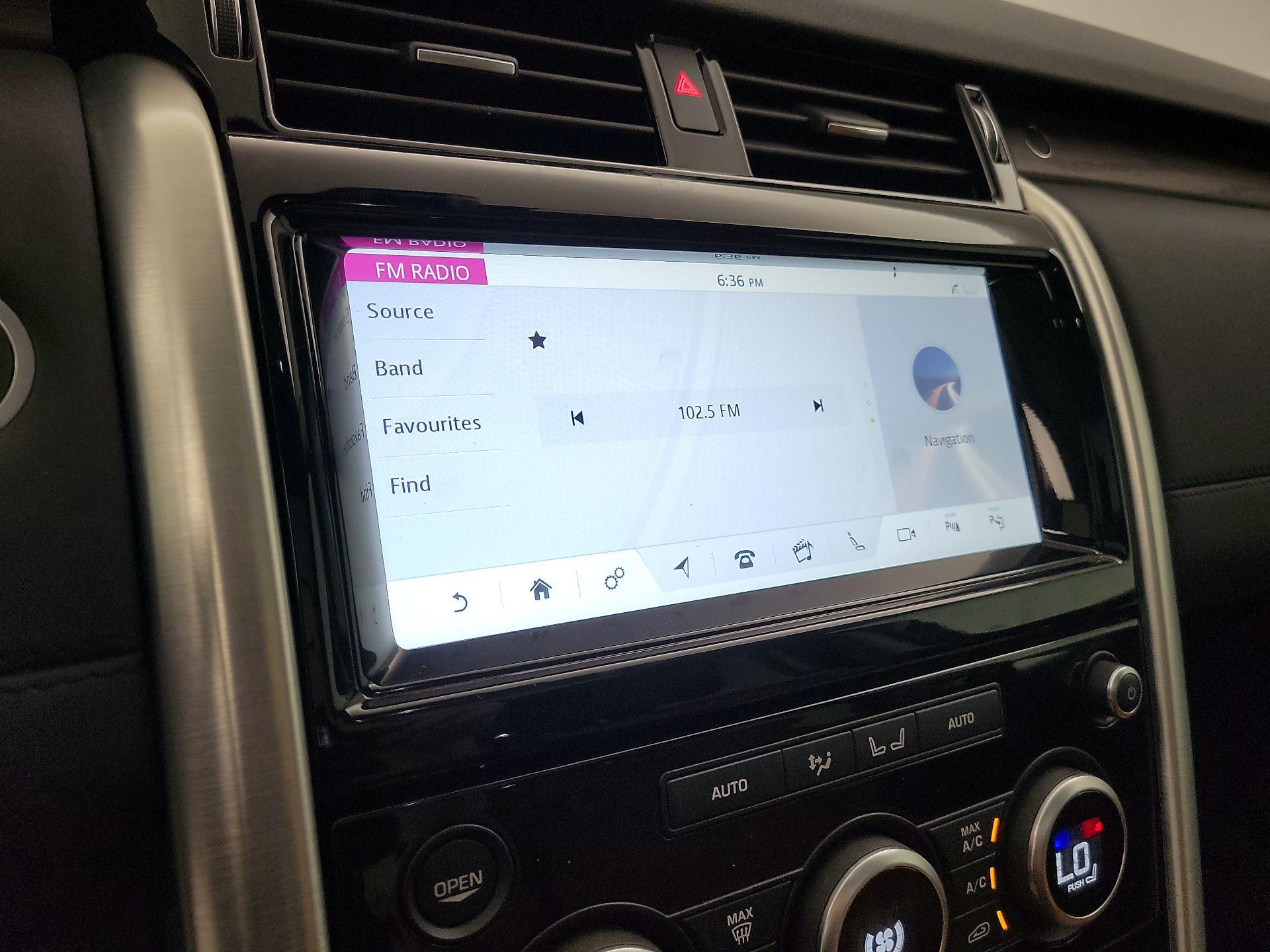 Thumbnail: 2017 Land Rover Discovery - 14