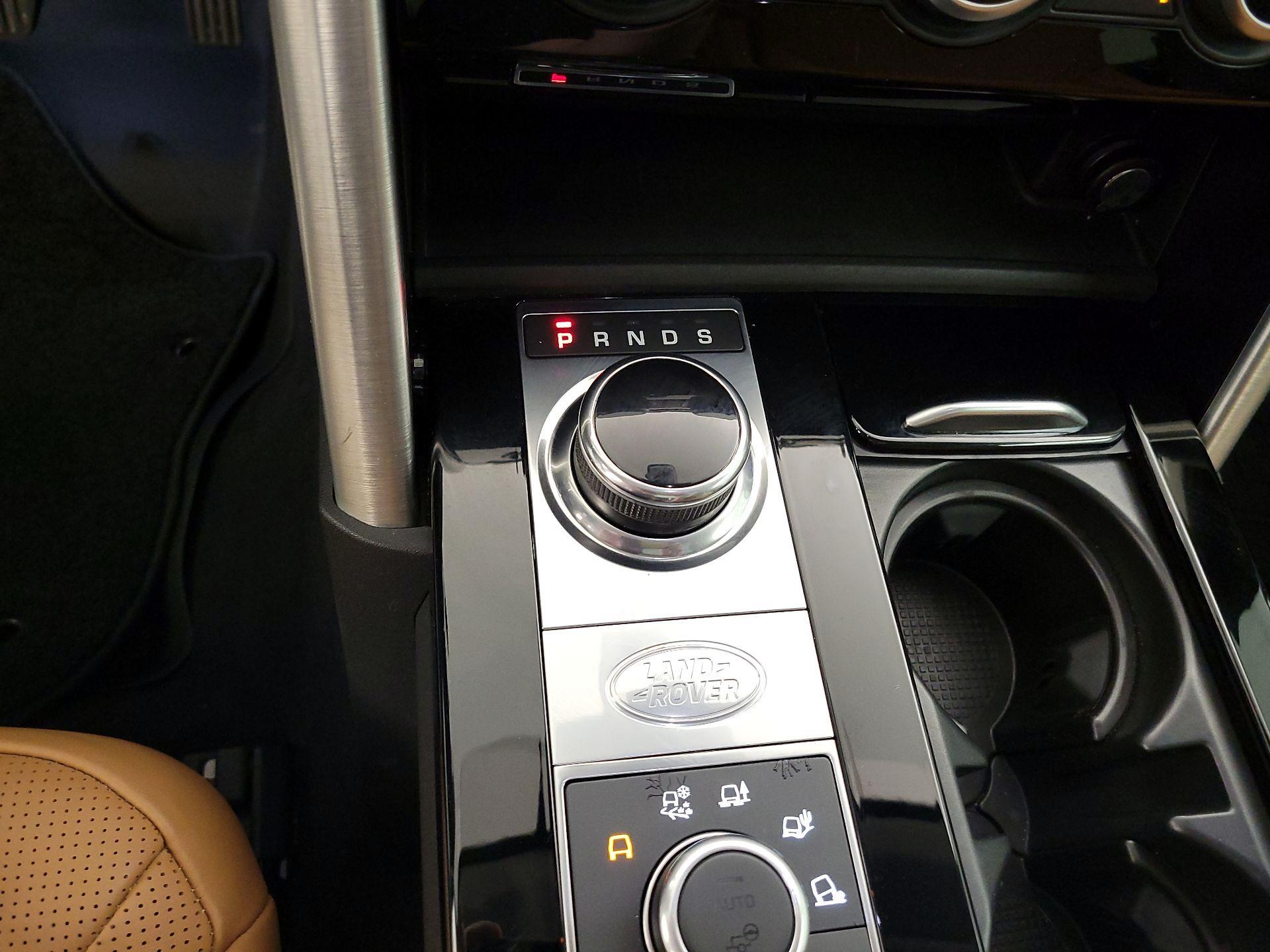 Thumbnail: 2017 Land Rover Discovery - 16
