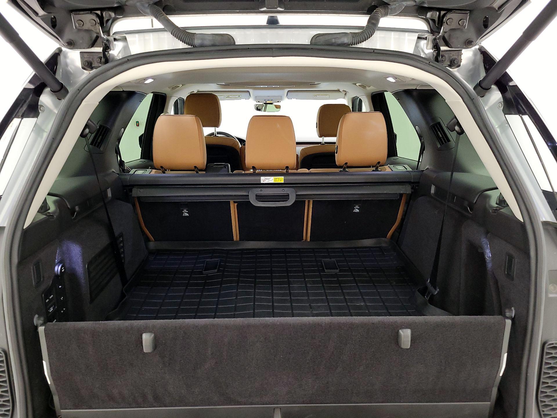 Thumbnail: 2017 Land Rover Discovery - 18