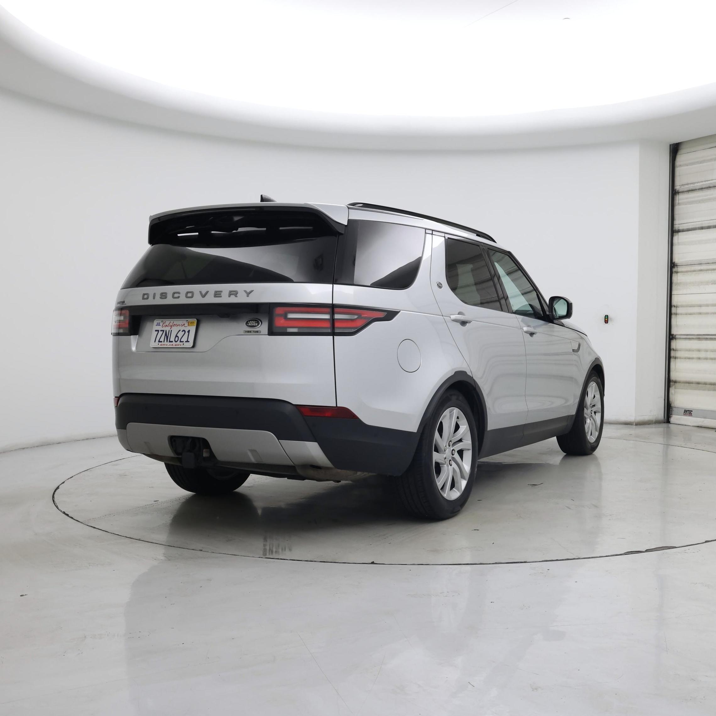 Thumbnail: 2017 Land Rover Discovery - 8