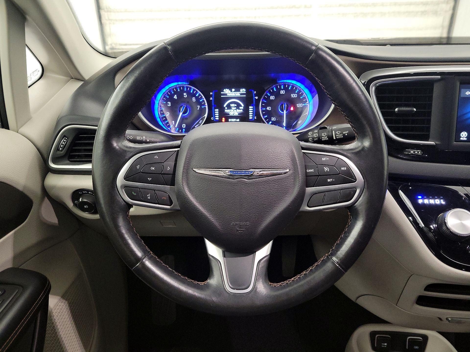 Thumbnail: 2019 Chrysler Pacifica - 10