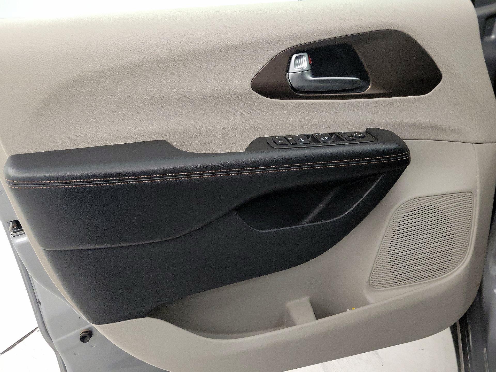 Thumbnail: 2019 Chrysler Pacifica - 12