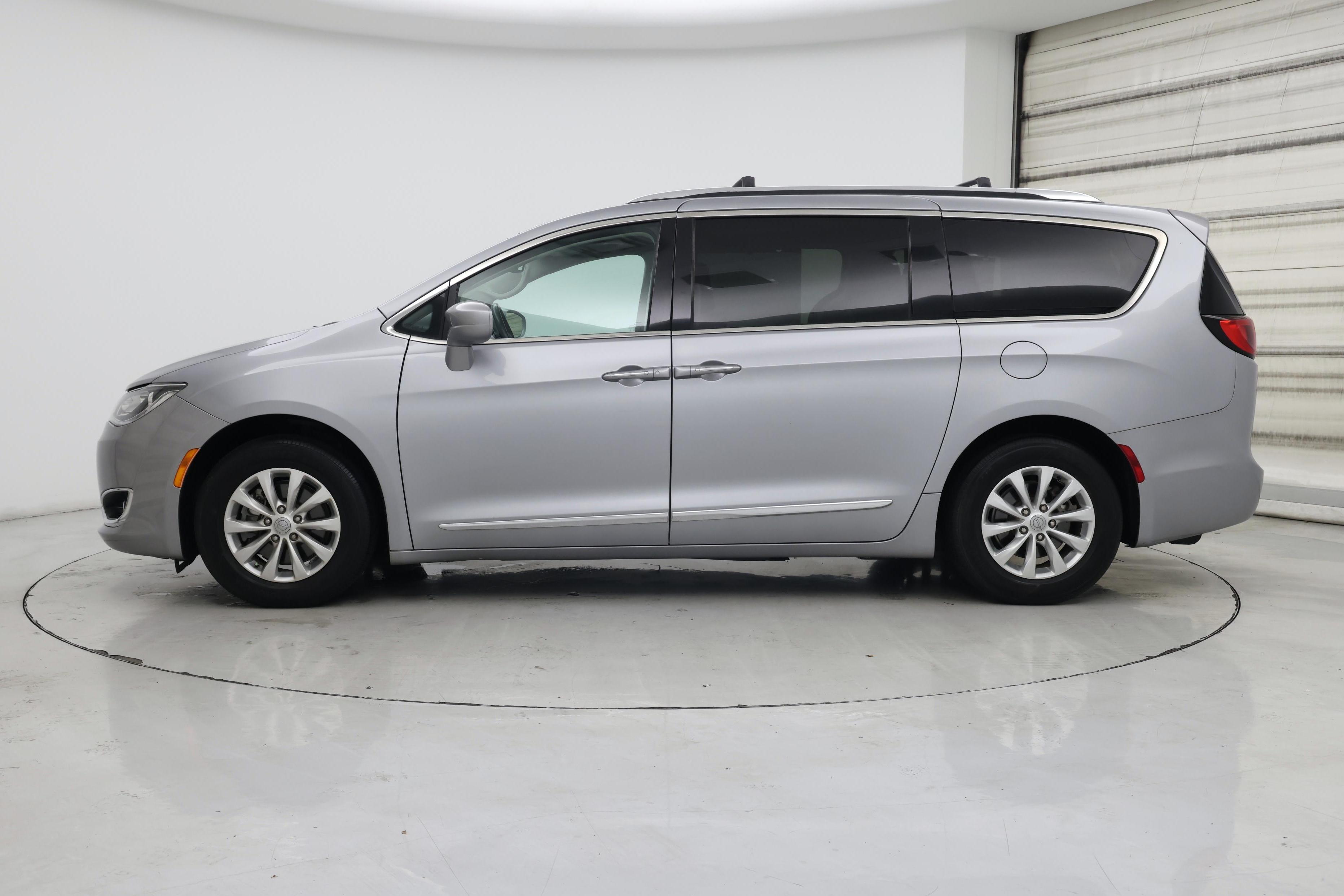 Thumbnail: 2019 Chrysler Pacifica - 3