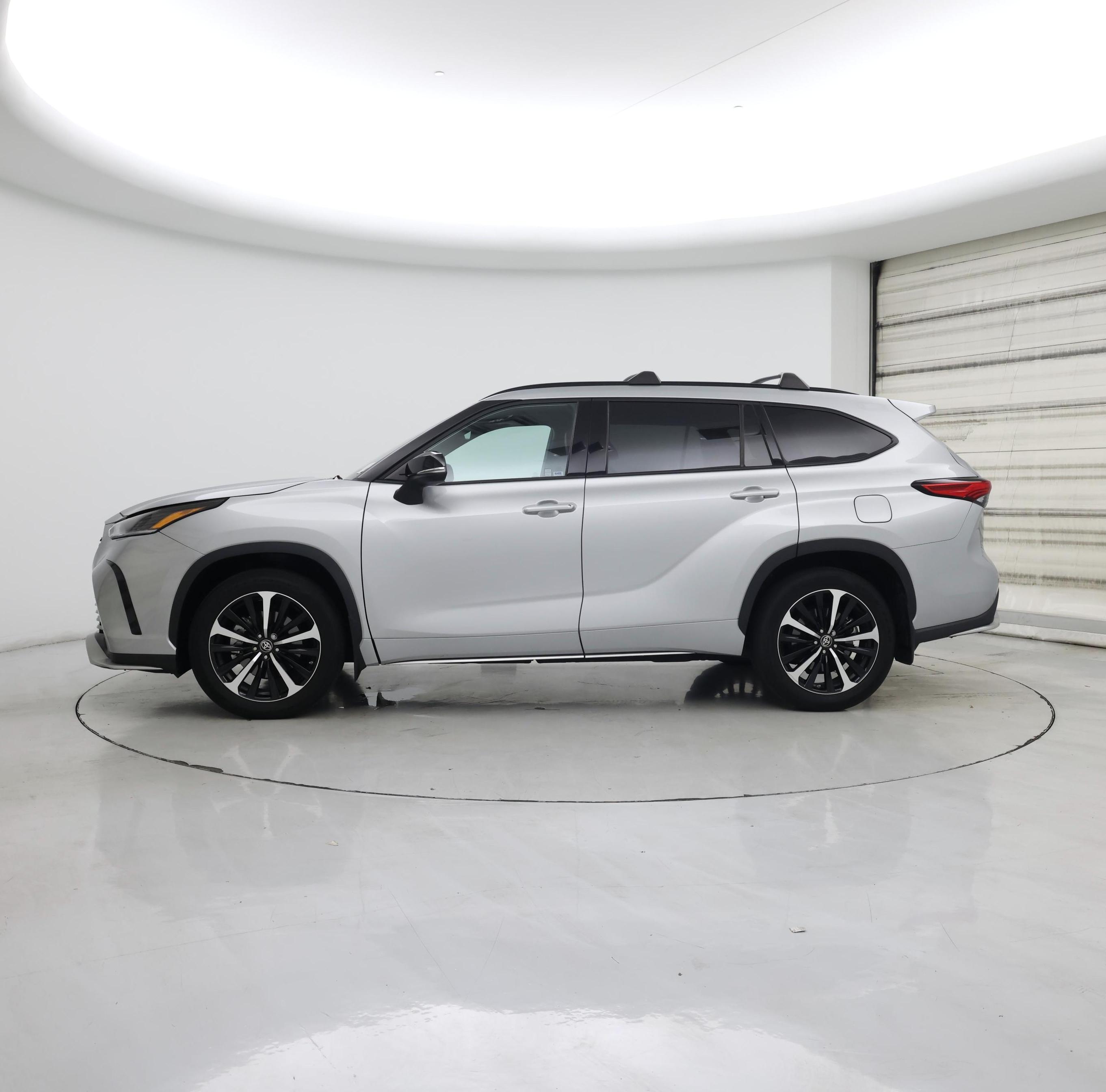 Thumbnail: 2022 Toyota Highlander - 3