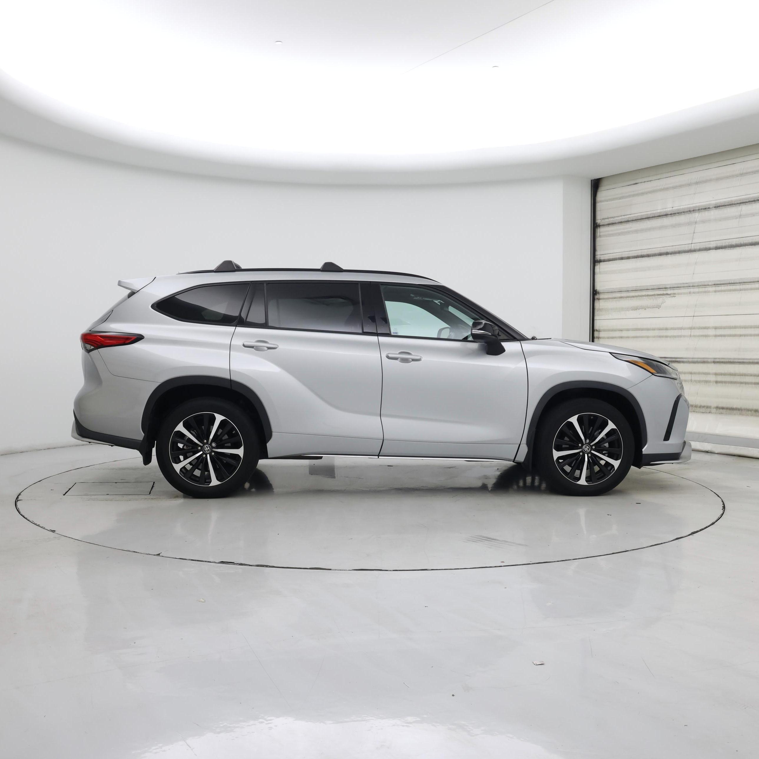 Thumbnail: 2022 Toyota Highlander - 7