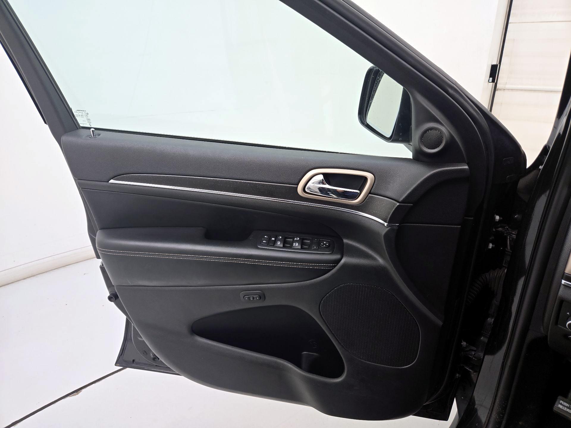 Thumbnail: 2015 Jeep Grand Cherokee - 12