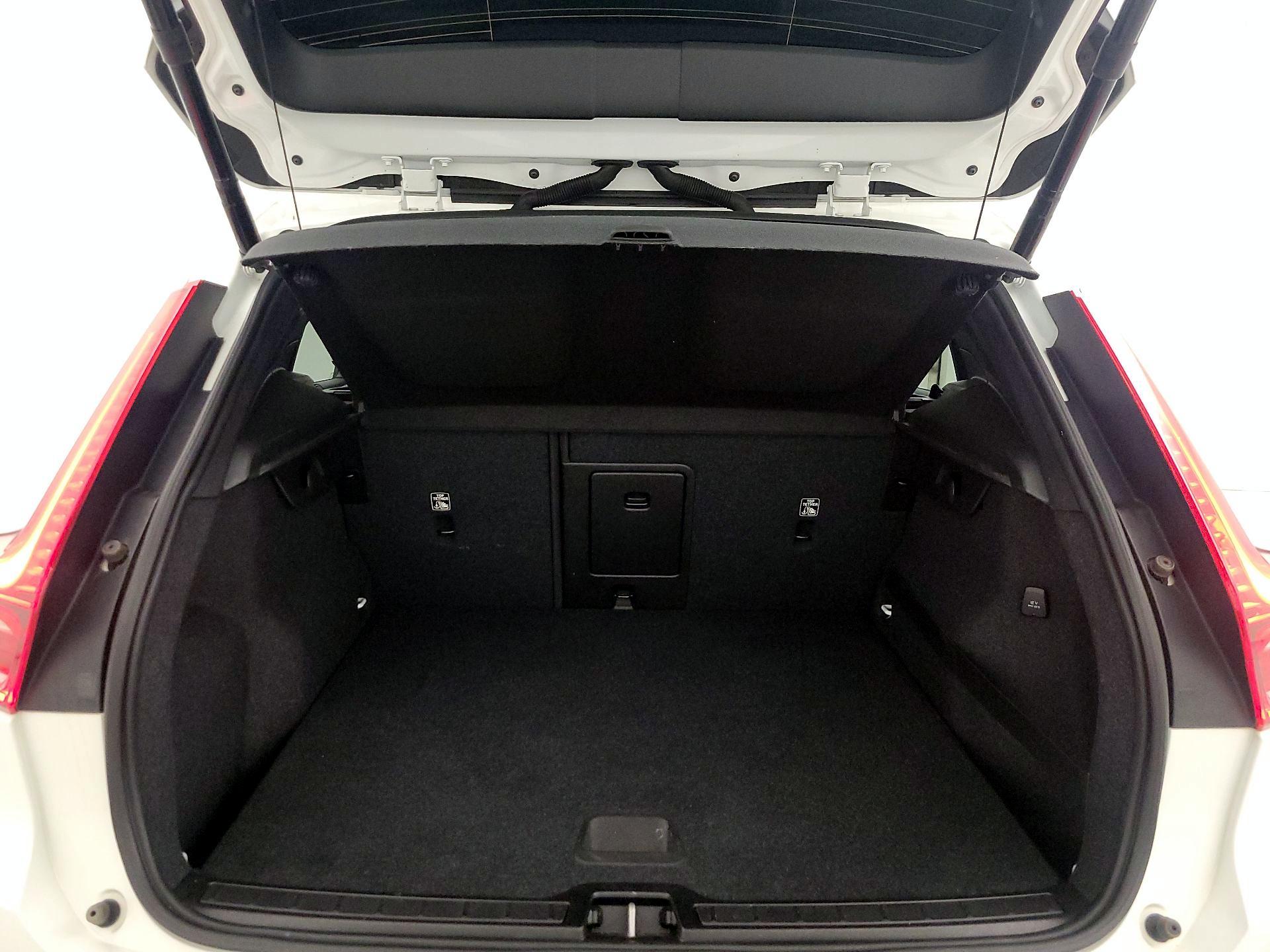 Thumbnail: 2020 Volvo XC40 - 19