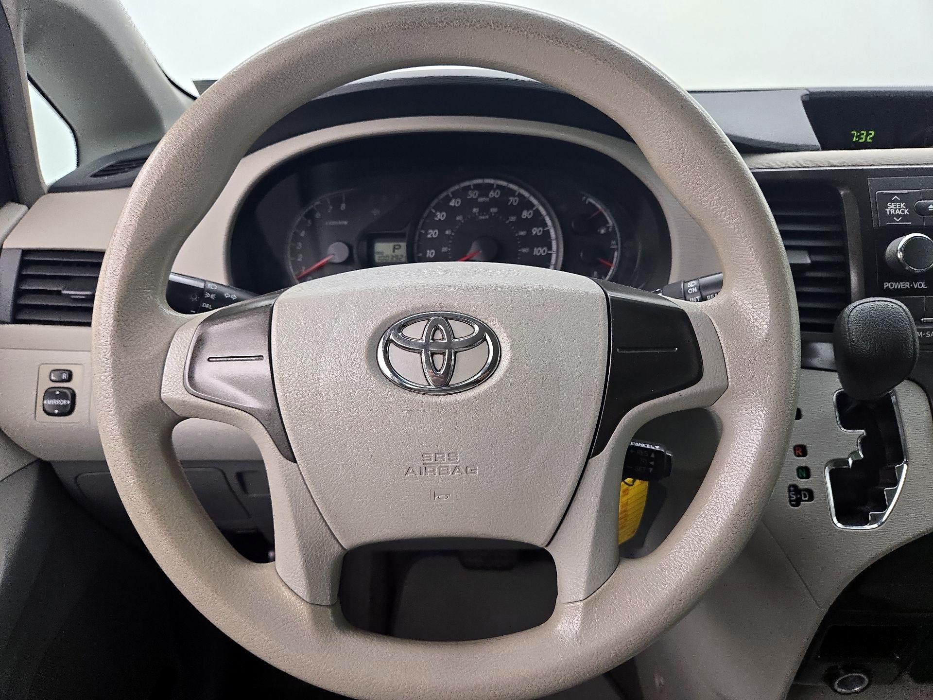 Thumbnail: 2014 Toyota Sienna - 10