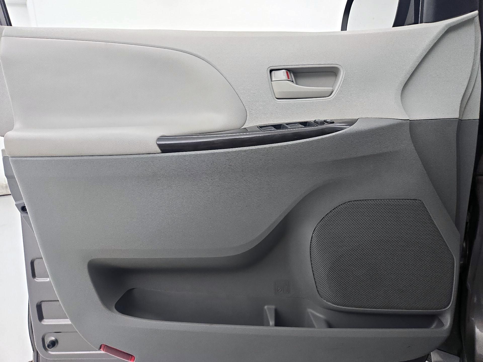 Thumbnail: 2014 Toyota Sienna - 12