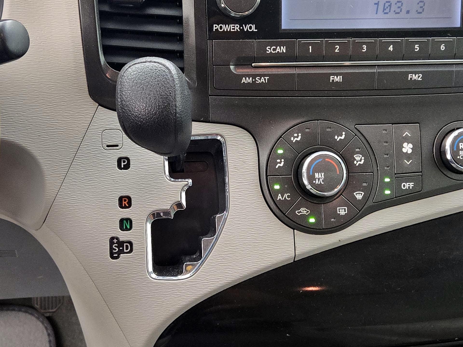 Thumbnail: 2014 Toyota Sienna - 15